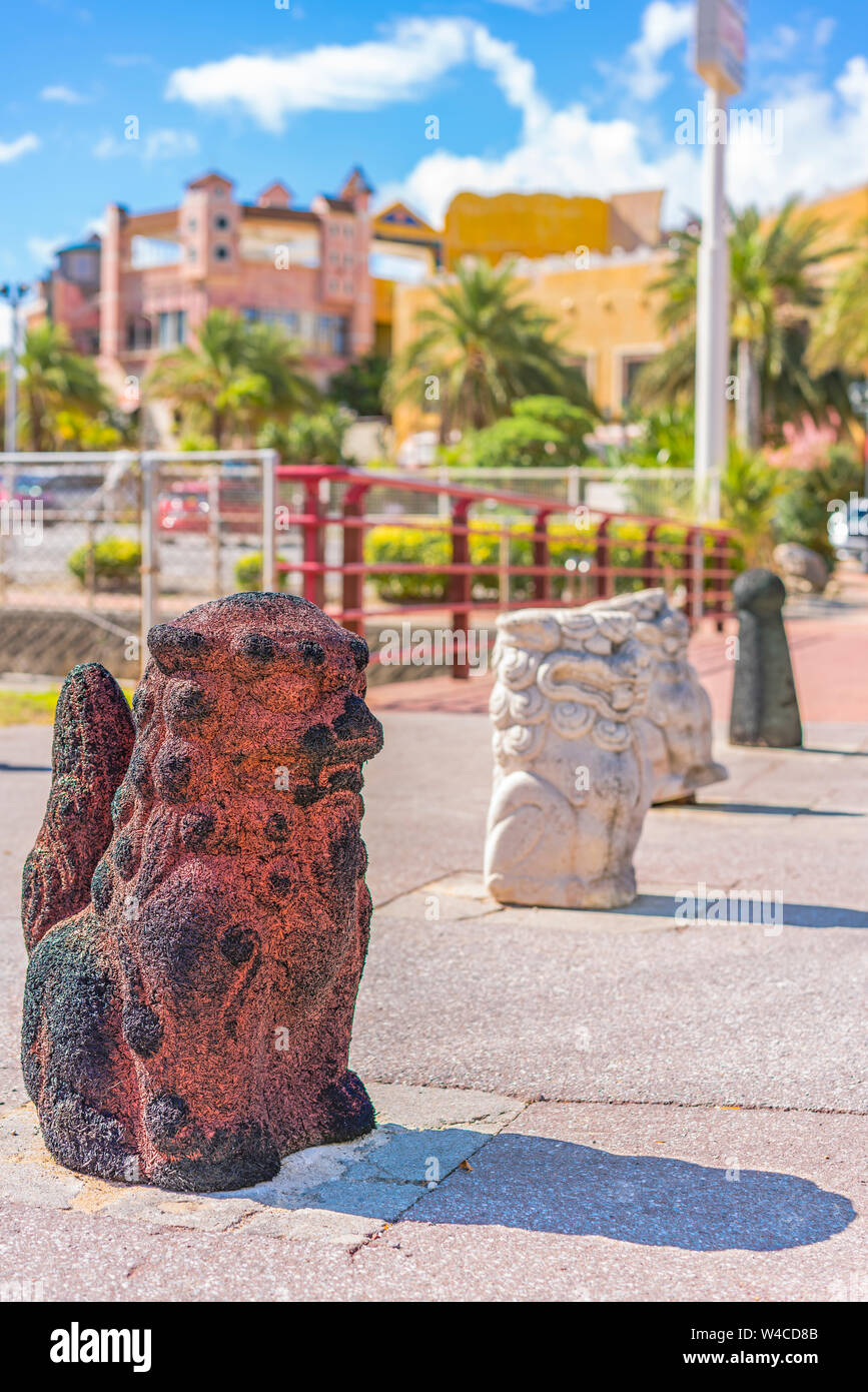 Shisa lions dans le quartier American Village de sunset beach. Banque D'Images