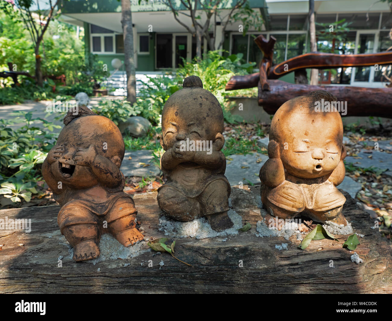 Libre de trois singes sages statue en forme d'enfants, est un symbole de 'voir aucun mal, ne rien entendre, ne rien dire" Banque D'Images