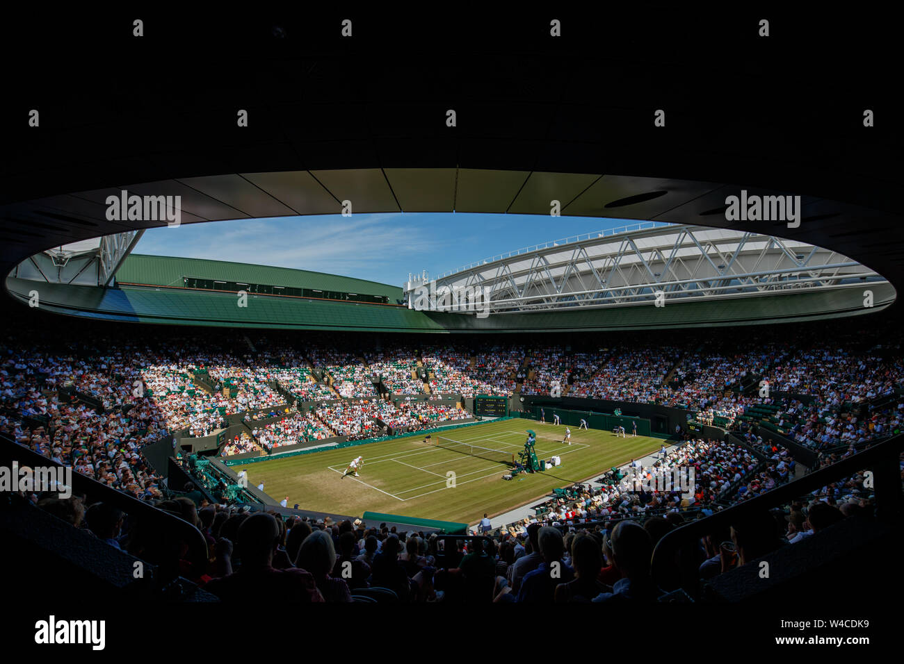 Vue générale de la Cour 1 de la Suisse avec Roger Federer et Jay Clark de go en action au tournoi de Wimbledon 2019. Tenue à l'Angleterre Tous L Banque D'Images