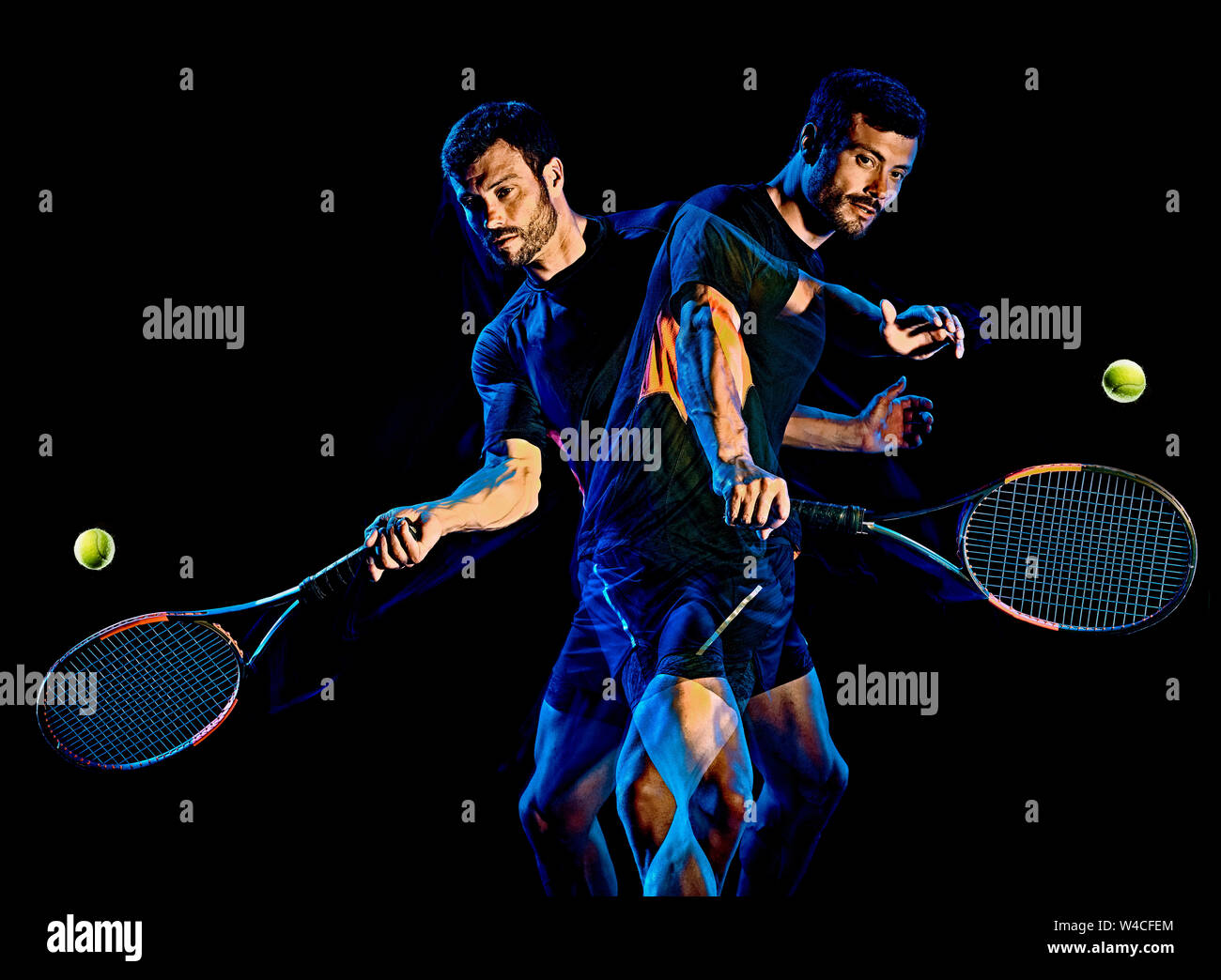 Un joueur de tennis caucasienne man studio shot isolé sur fond noir avec le light painting effet flou Banque D'Images