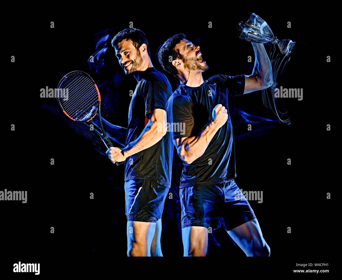 Un joueur de tennis caucasienne man studio shot isolé sur fond noir avec le light painting effet flou Banque D'Images