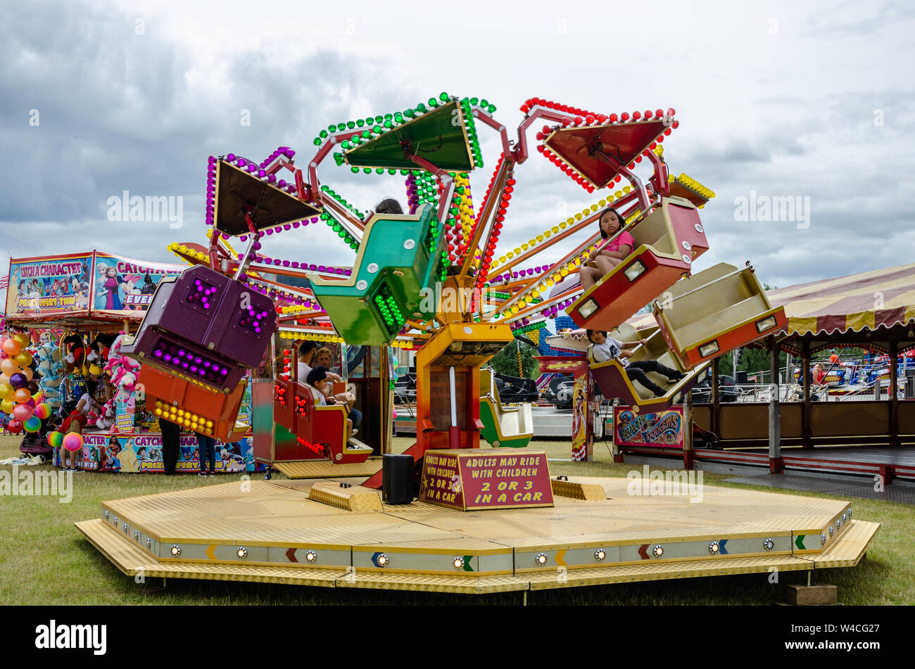 Une filature de l'enfant lors d'une ride fête foraine. Banque D'Images