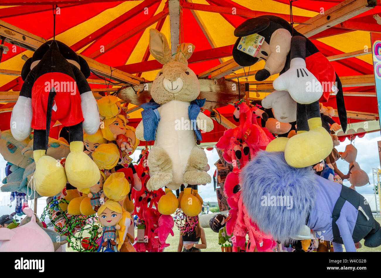 Grand prix adorable en peluche accroché à partir de la tente en bois poutres apparentes à un stand à une fête foraine. Banque D'Images