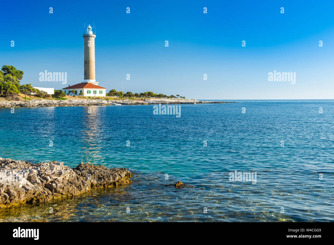 La Croatie, l'île de Dugi Otok, ancien phare de Veli Rat sur la rive en pierre, belle seascape Banque D'Images