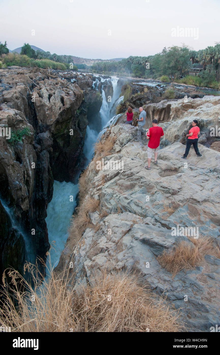 Plus de rivière falaises déchiquetées, Epupa Falls rivière Cunene en Namibie, à la frontière avec l'Angola Banque D'Images
