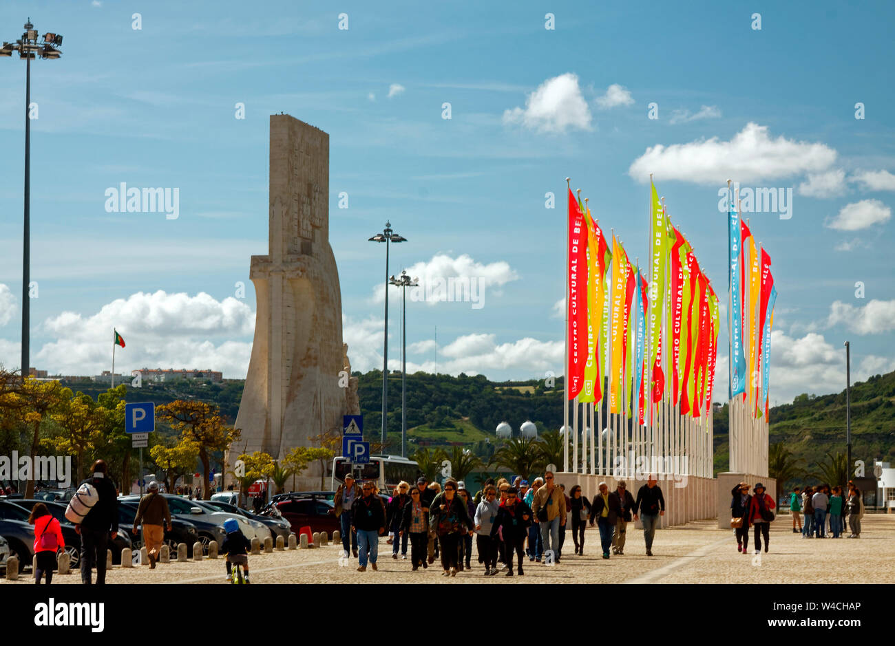 Padrao n Descobrimentos monument, Centro Cultural de Belem drapeaux, les gens, la ville, l'Europe, Lisbonne, Portugal, printemps, horizontal Banque D'Images