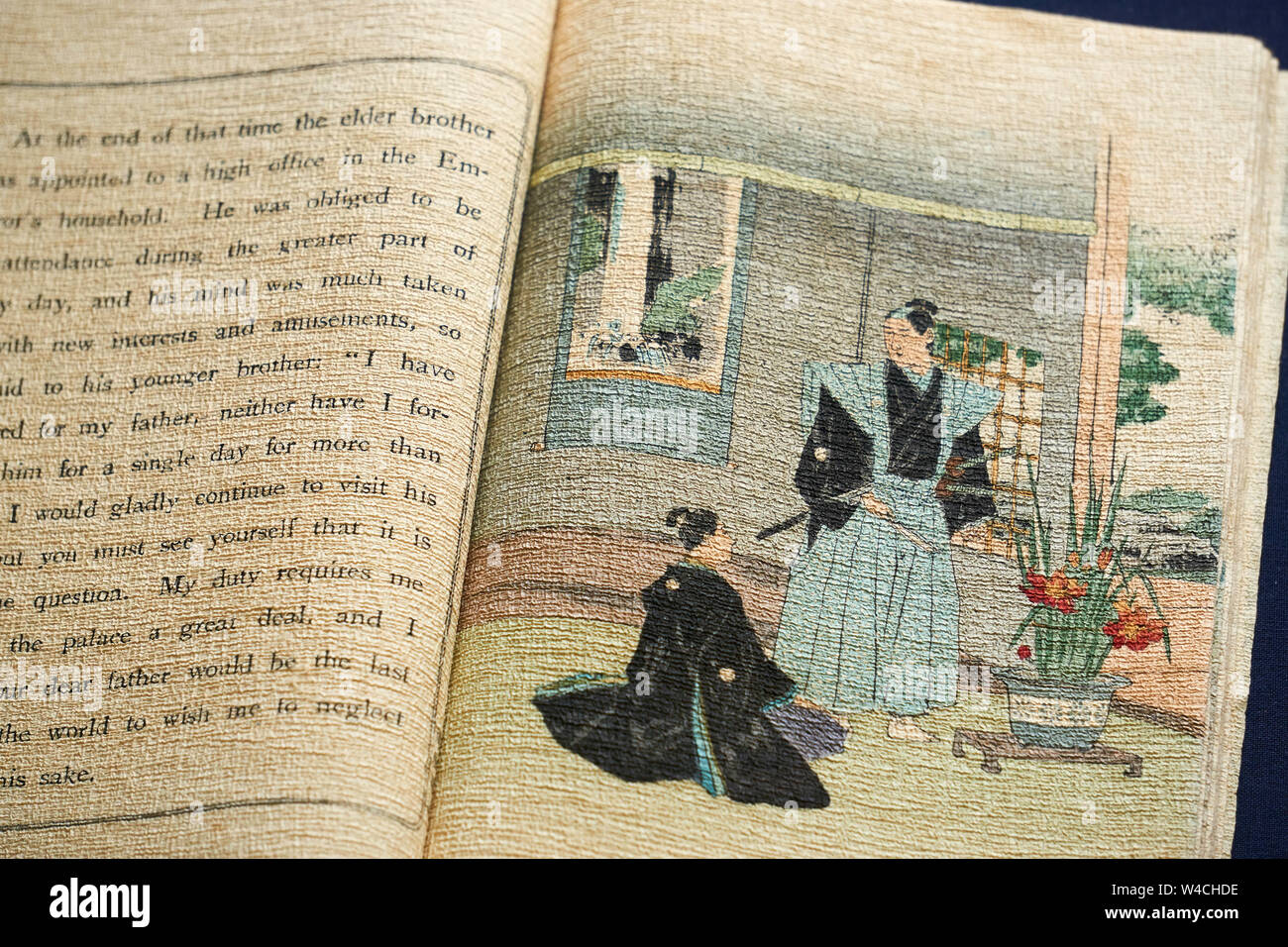 Conte japonais vieux livre imprimé par Hasegawa sur papier washi traditionnel crêpe texturé (chirimen-gami), et traduit en français. Banque D'Images