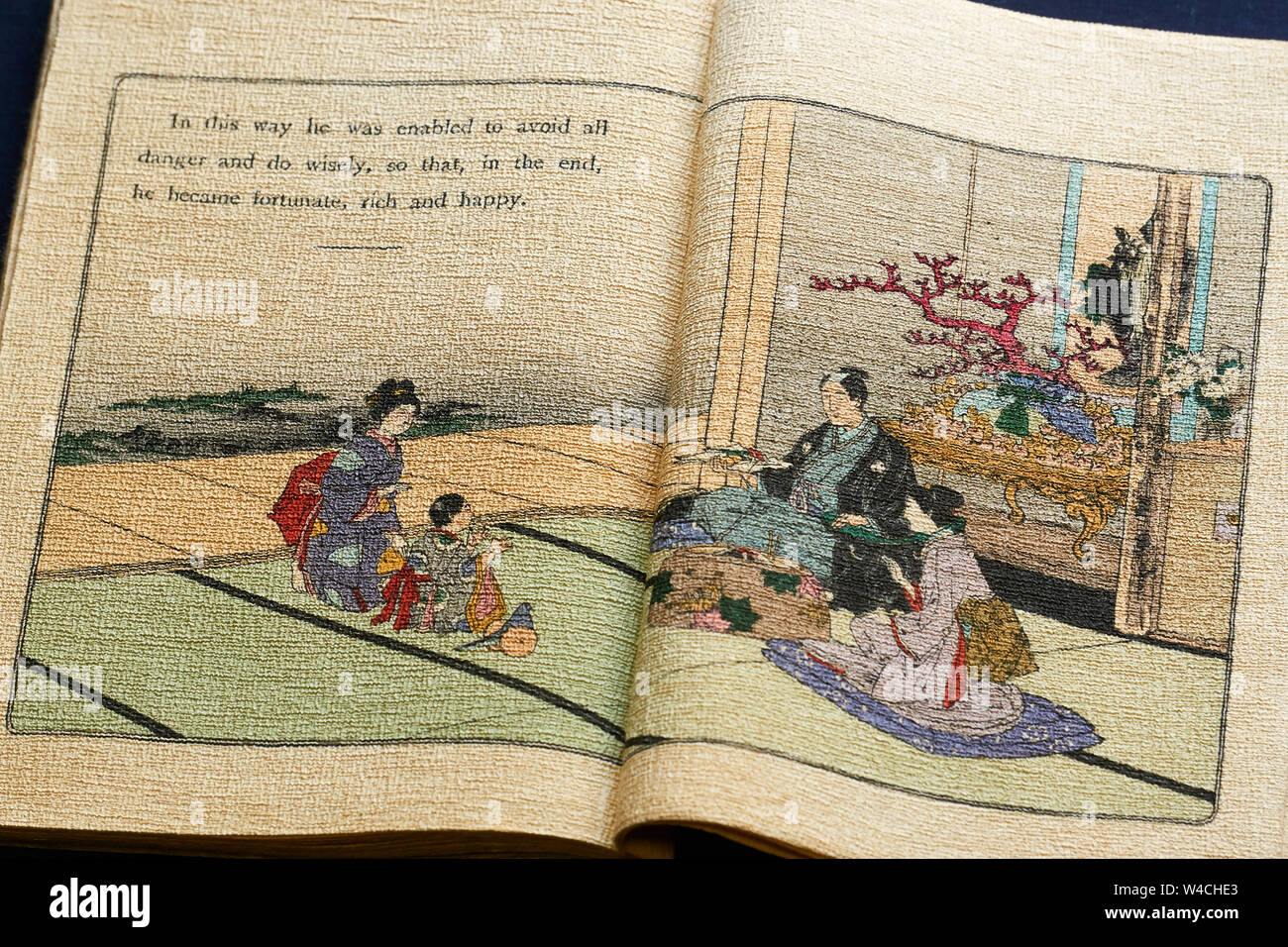 Conte japonais vieux livre imprimé par Hasegawa sur papier washi traditionnel crêpe texturé (chirimen-gami), et traduit en français. Banque D'Images
