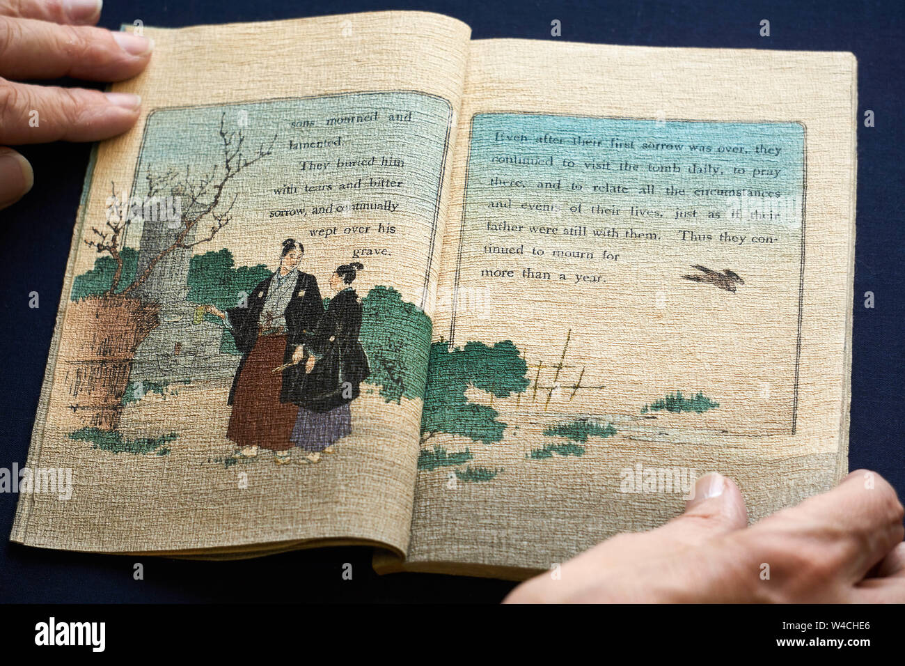 Conte japonais vieux livre imprimé par Hasegawa sur papier washi traditionnel crêpe texturé (chirimen-gami), et traduit en français. Banque D'Images