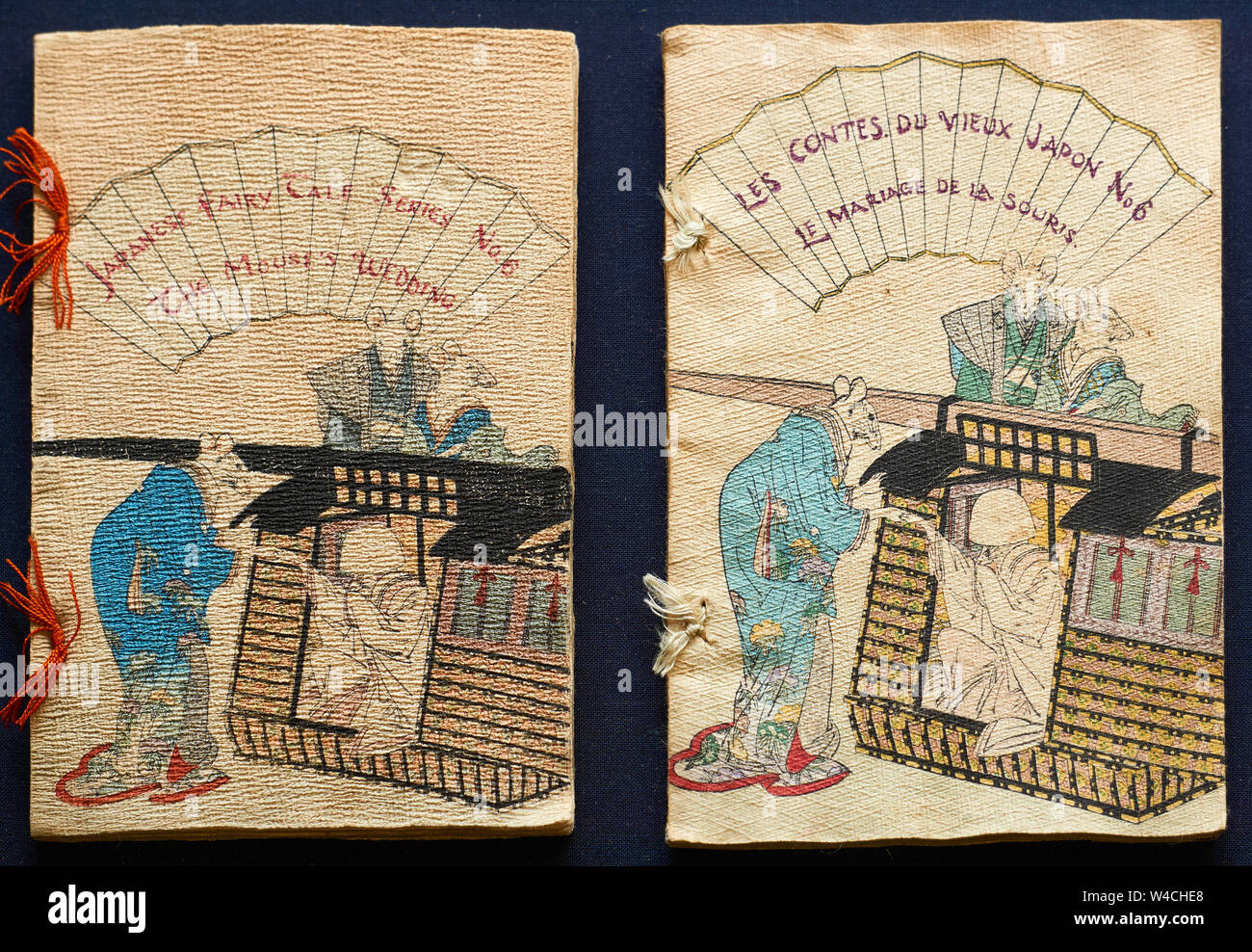 Couvre de vieux conte japonais livres imprimés par Hasegawa sur papier washi traditionnel crêpe texturé (chirimen-gami) traduit en anglais et français. Banque D'Images