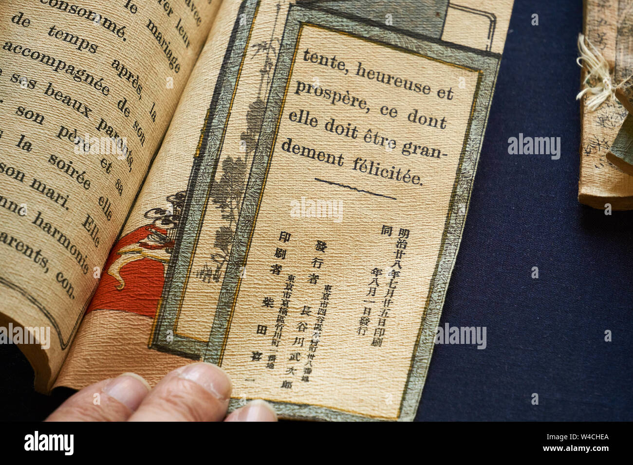 Conte japonais vieux livre imprimé par Hasegawa sur papier washi traditionnel crêpe texturé (chirimen-gami), et traduit en français. Banque D'Images