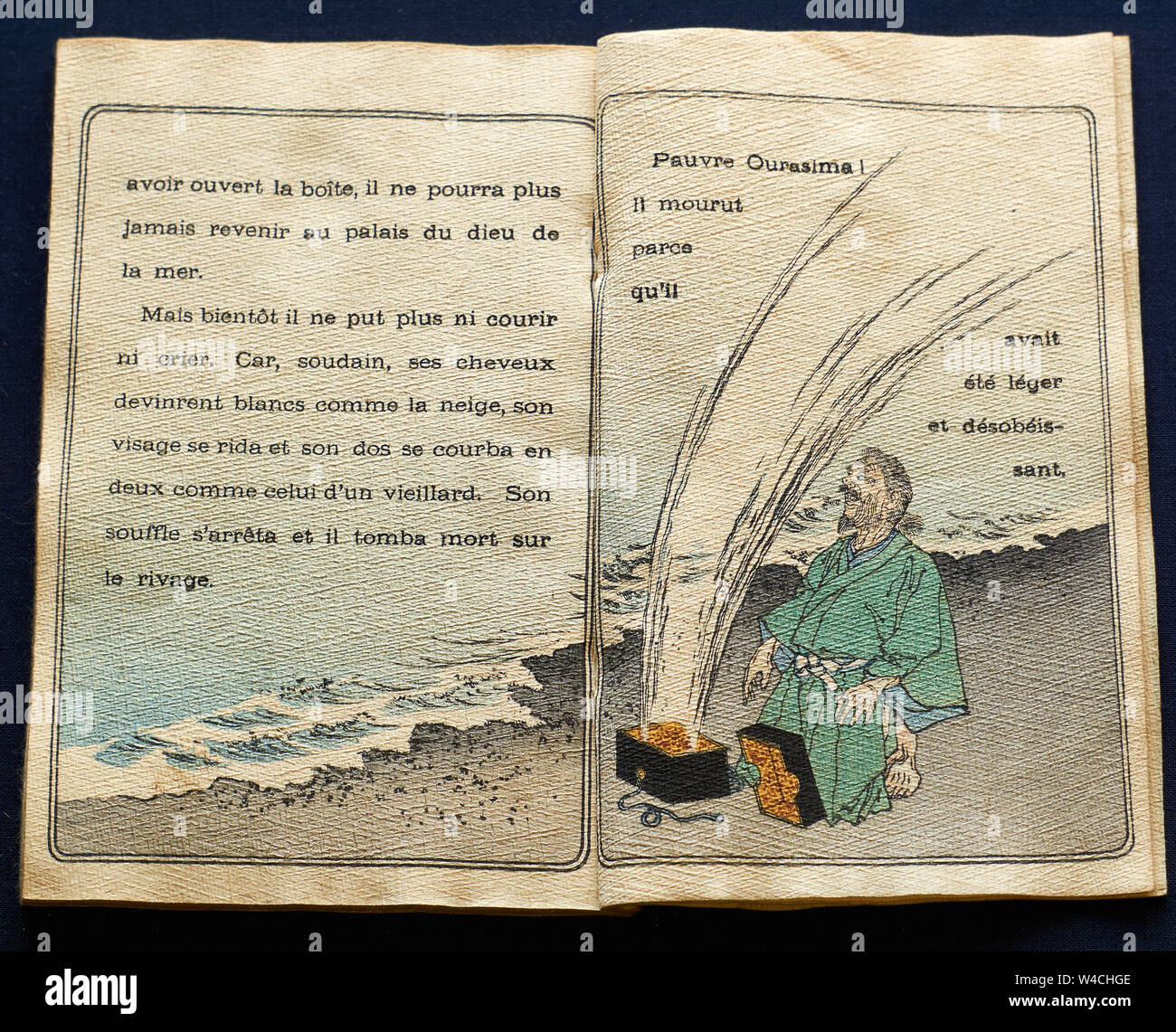 Conte japonais vieux livre imprimé par Hasegawa sur papier washi traditionnel crêpe texturé (chirimen-gami), et traduit en français. Banque D'Images