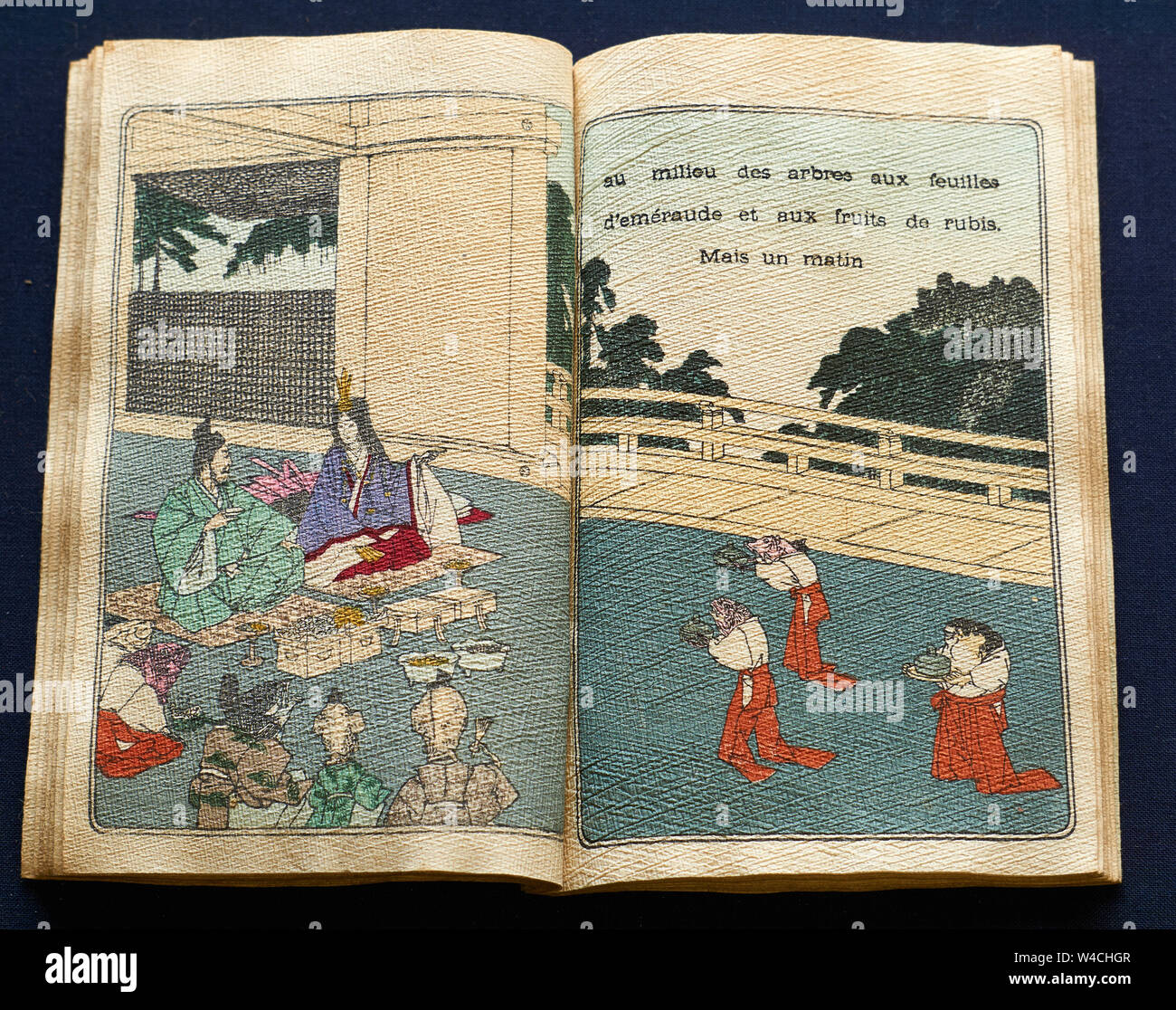 Conte japonais vieux livre imprimé par Hasegawa sur papier washi traditionnel crêpe texturé (chirimen-gami), et traduit en français. Banque D'Images