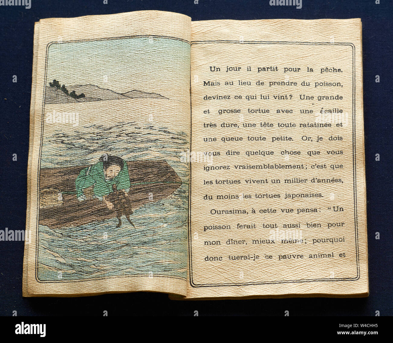 Conte japonais vieux livre imprimé par Hasegawa sur papier washi traditionnel crêpe texturé (chirimen-gami), et traduit en français. Banque D'Images