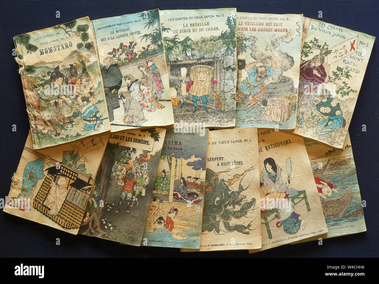 Elecen ancien conte japonais livres imprimés par Hasegawa sur papier washi traditionnel crêpe texturé (chirimen-gami), et traduit en français. Banque D'Images