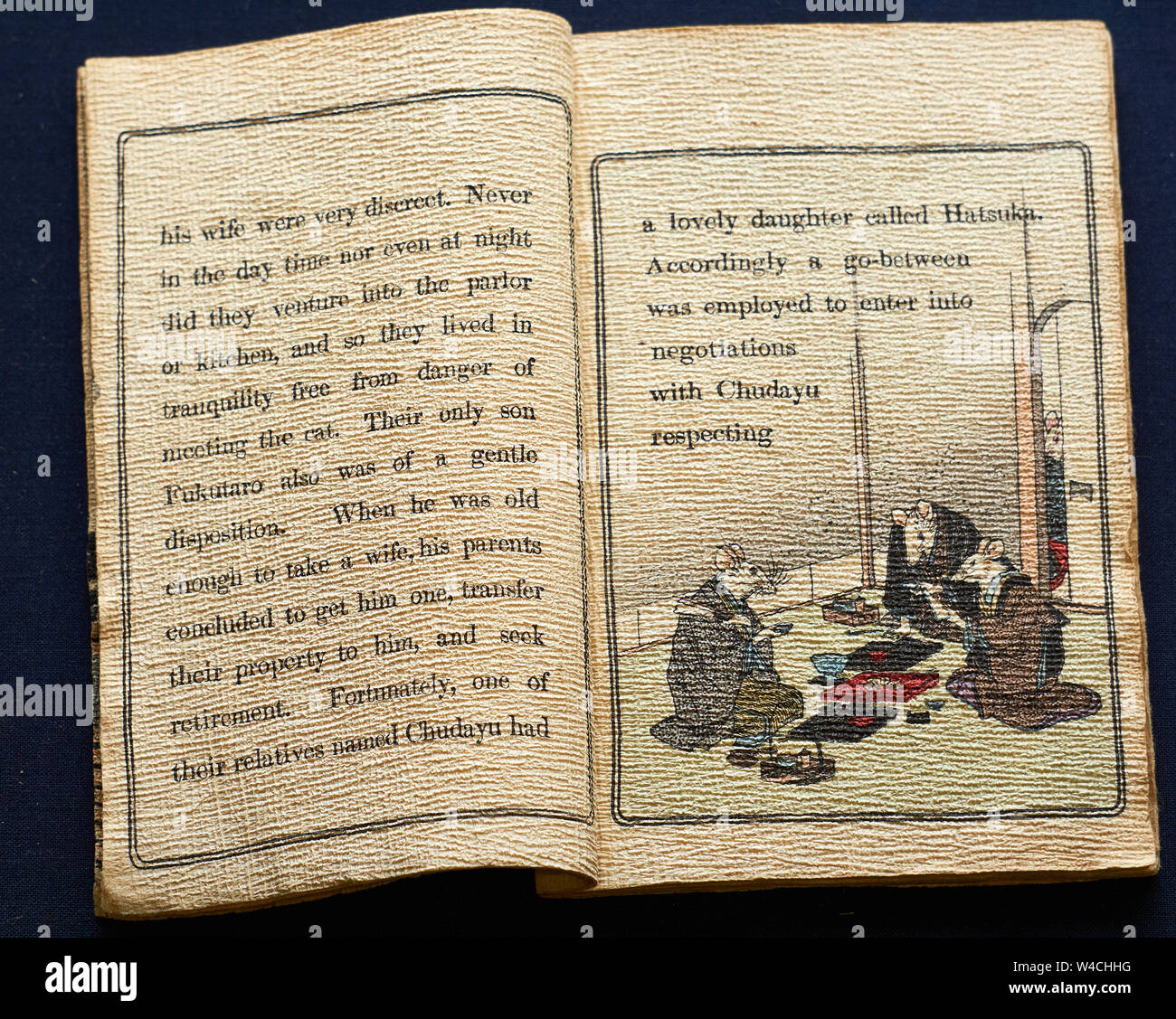 Conte japonais vieux livre imprimé par Hasegawa sur papier washi traditionnel crêpe texturé (chirimen-gami), et traduit en français. Banque D'Images