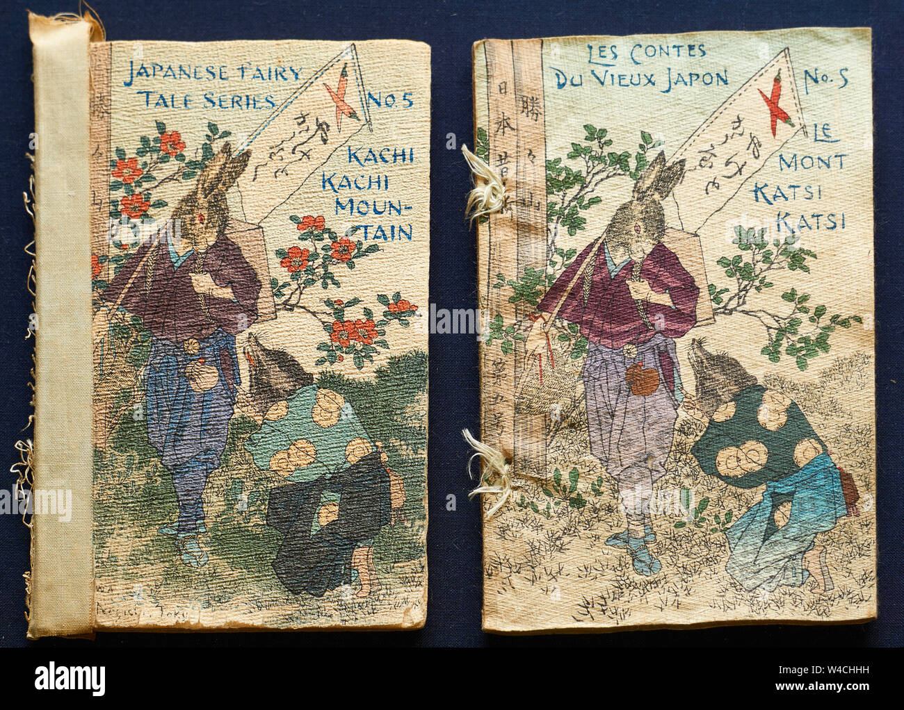 Couvre de vieux conte japonais livres imprimés par Hasegawa sur papier washi traditionnel crêpe texturé (chirimen-gami) traduit en anglais et français. Banque D'Images