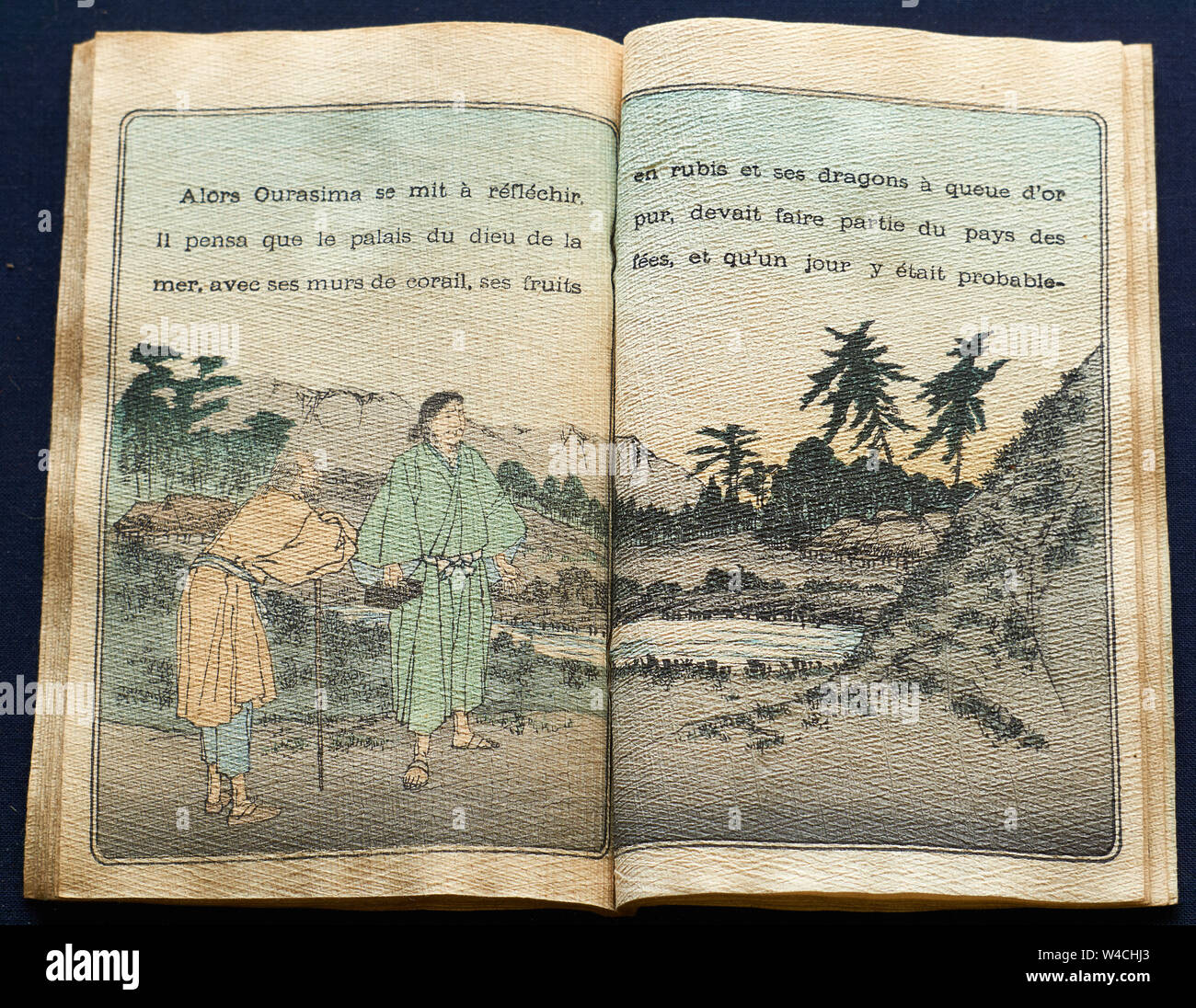 Conte japonais vieux livre imprimé par Hasegawa sur papier washi traditionnel crêpe texturé (chirimen-gami), et traduit en français. Banque D'Images