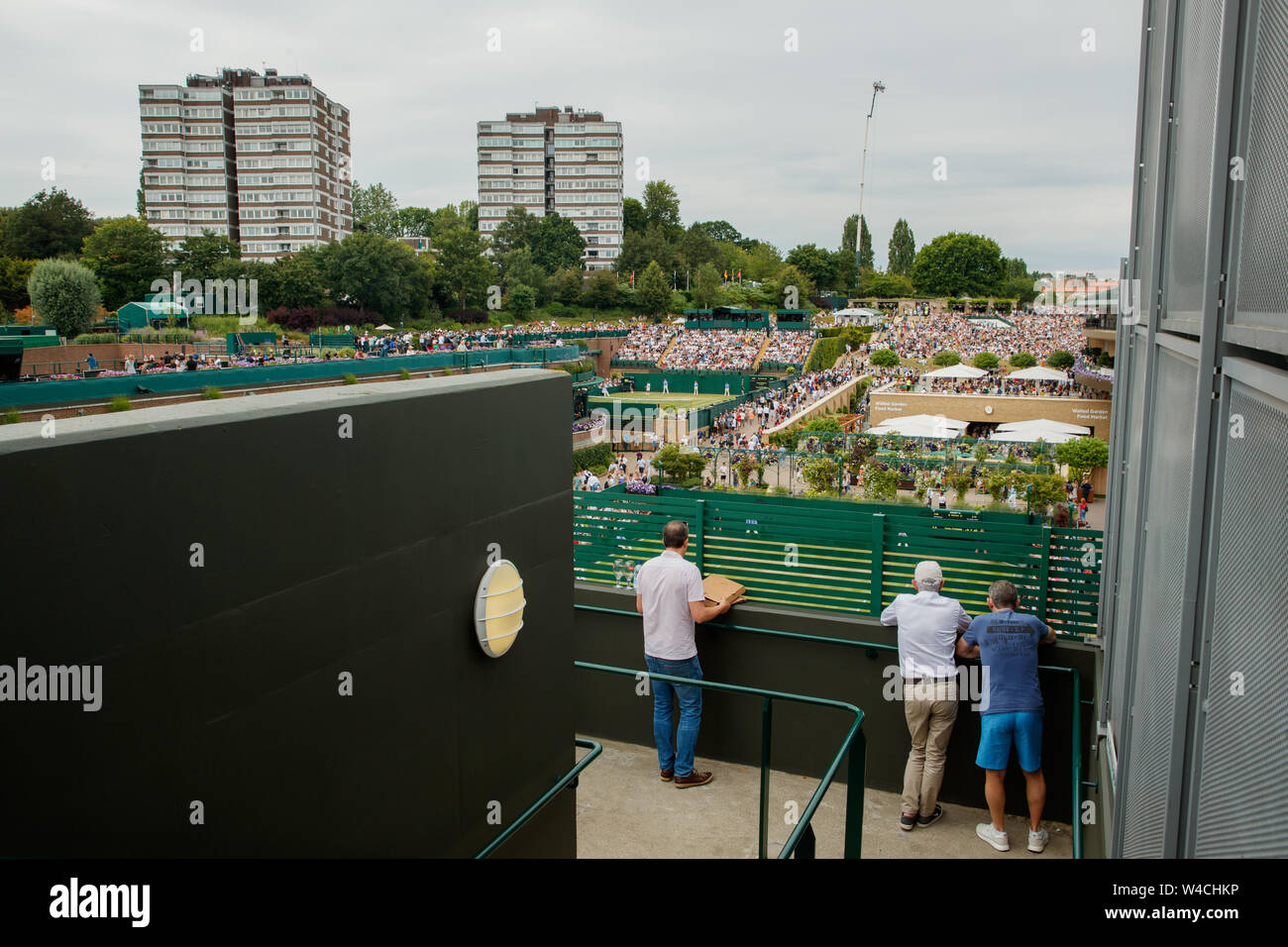 L'observation des fans sur l'action prévue par la Cour clôture à Wimbledon en 2019. Tenue à l'All England Lawn Tennis Club, Wimbledon. Banque D'Images