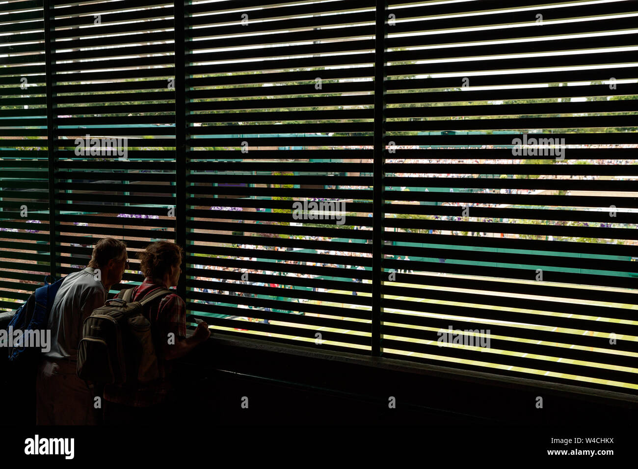 L'observation des fans sur l'action prévue par la Cour clôture à Wimbledon en 2019. Tenue à l'All England Lawn Tennis Club, Wimbledon. Banque D'Images