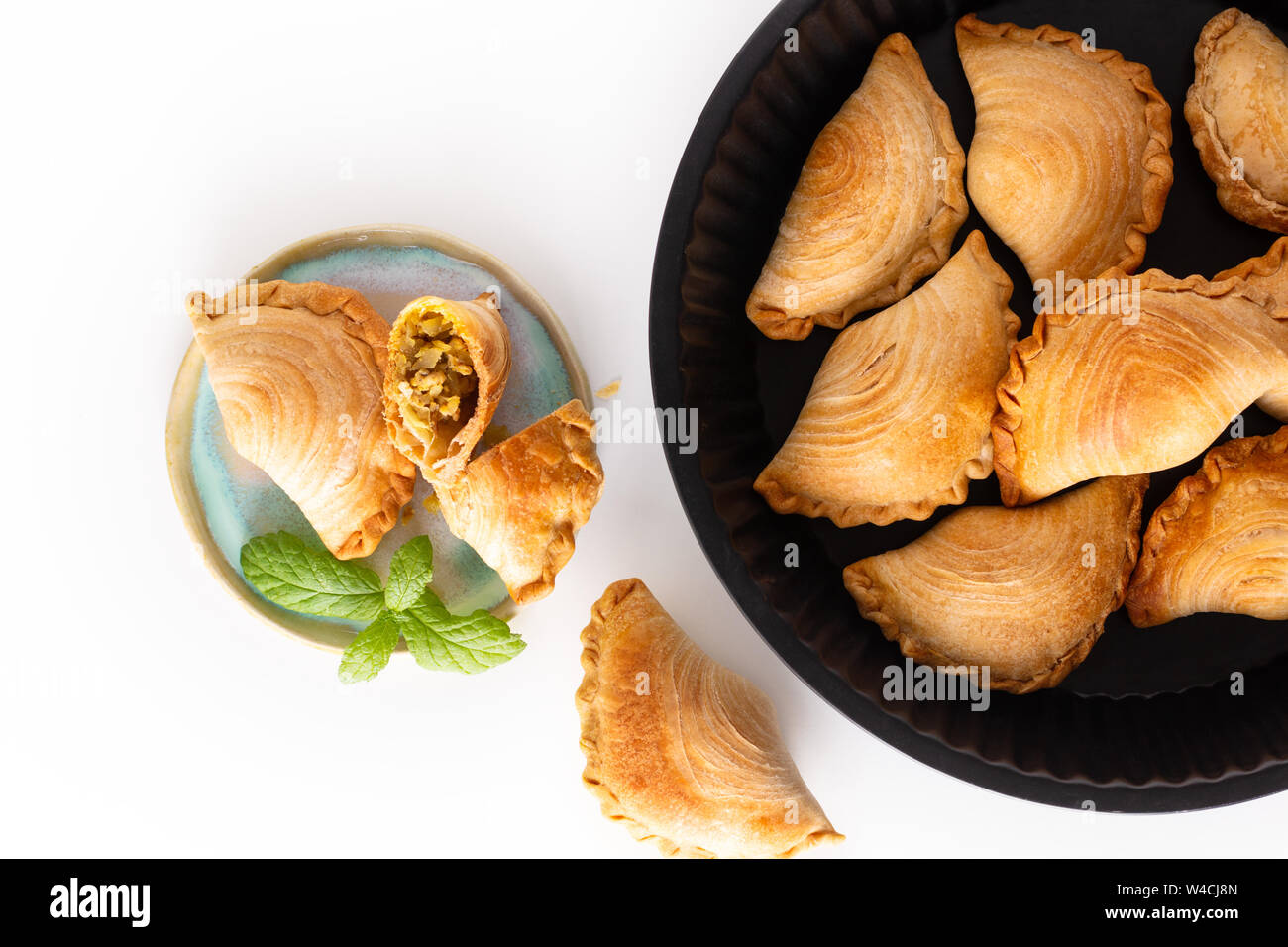 L'origine de l'Asie du sud-food concept Curry de poulet fait maison bouffées sur fond blanc avec copie espace Banque D'Images