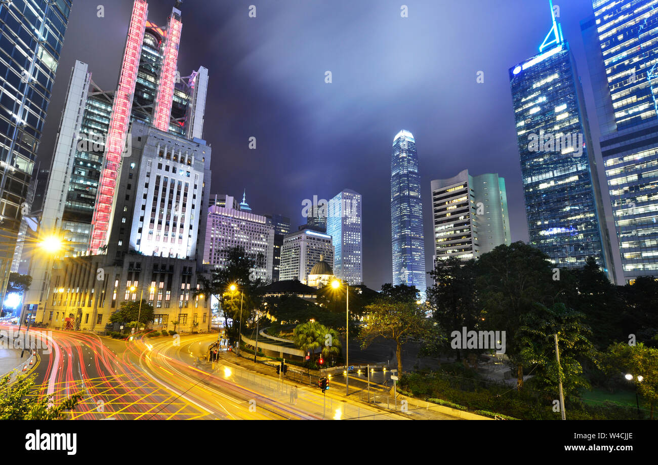 Cityscape immeubles de bureaux modernes dans le centre de Hong Kong at night Banque D'Images