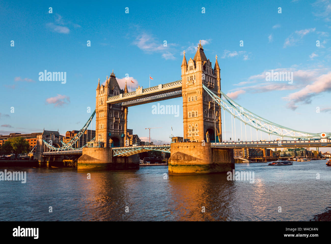 Tower Bridge à Londres illuminée par le soleil couchant Banque D'Images