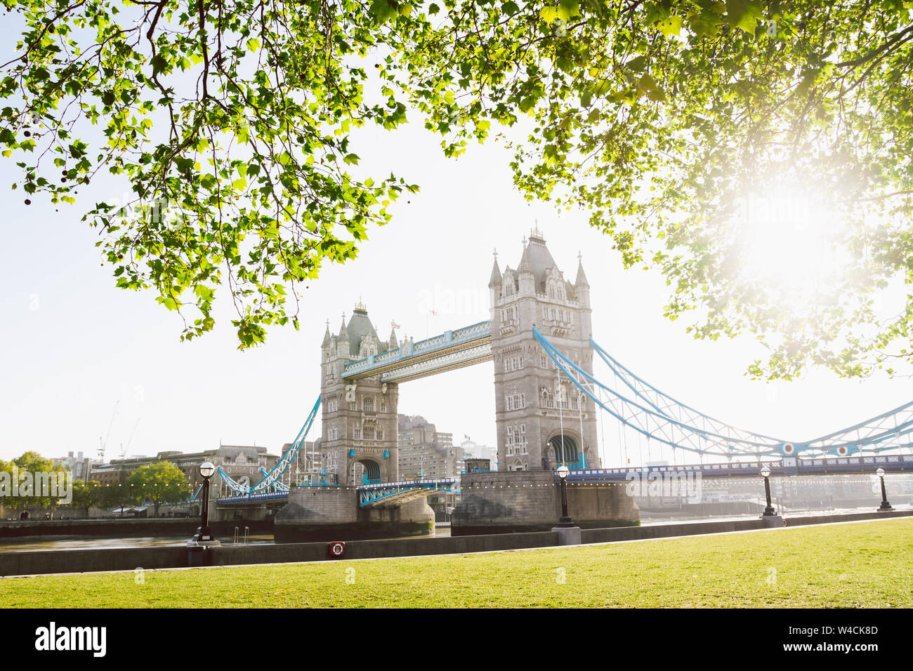 Tower Bridge à Londres sur un matin ensoleillé Banque D'Images