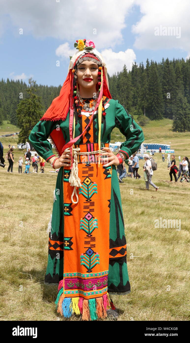 La Bulgarie, Rozhen - Juillet 19, 2019 : Les personnes en costume folklorique traditionnel du célèbre festival de folklore de Rozhen en Bulgarie Banque D'Images