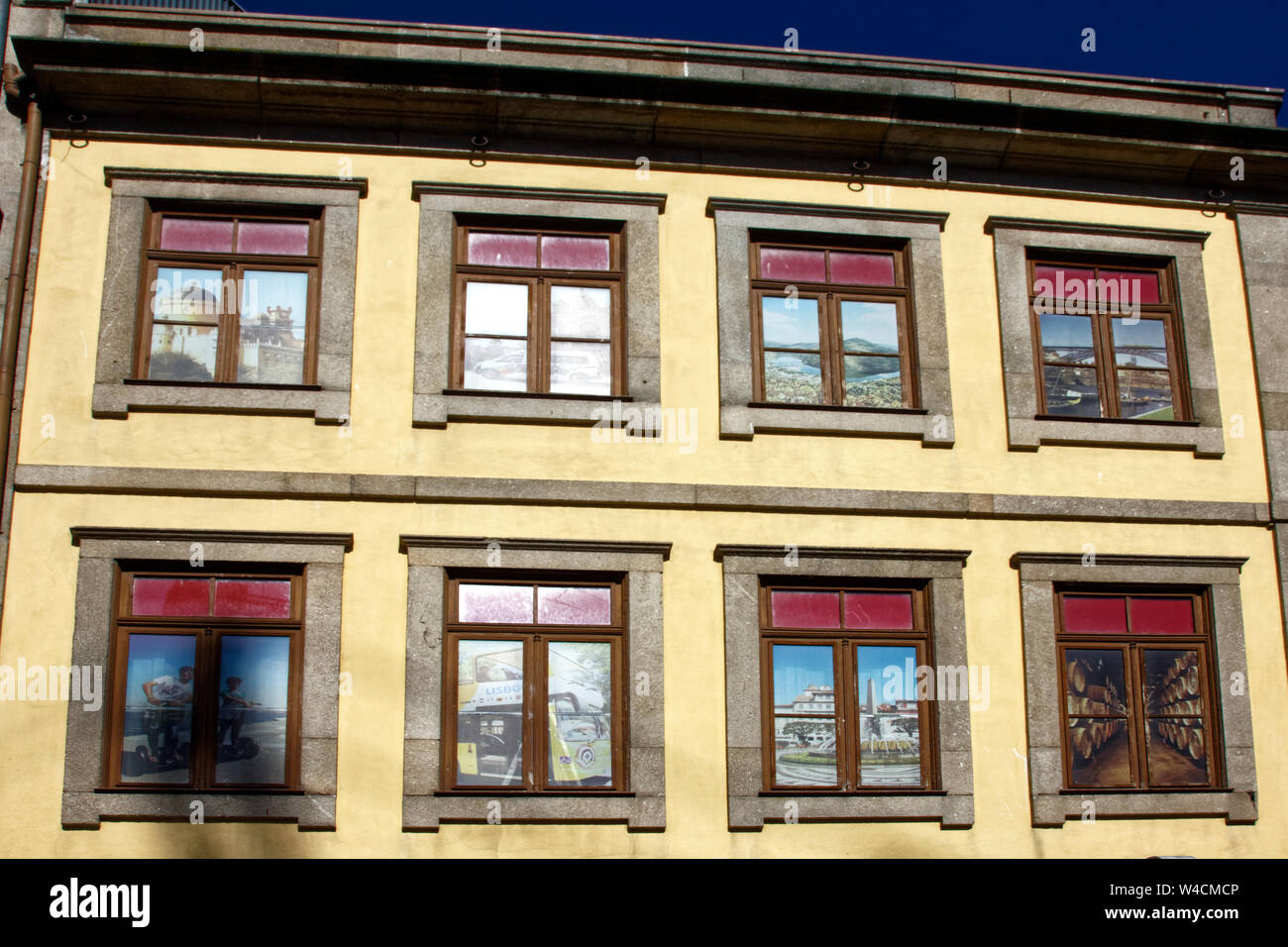 Bâtiment, fenêtres peintes, scènes, artistique, unique, de la construction, de l'Europe, Porto, Portugal, printemps, horizontal Banque D'Images