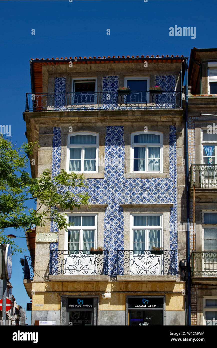 Immeuble ancien, façade, carrelage azuelo en fer forgé, l'Europe, Porto, Portugal, printemps, vertical Banque D'Images