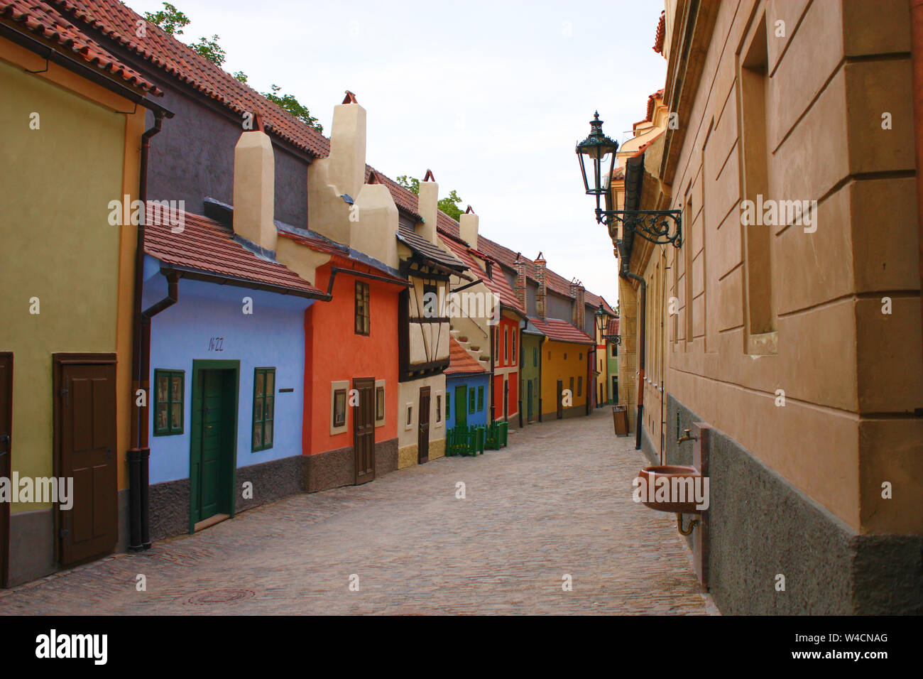 PRAGUE, RÉPUBLIQUE TCHÈQUE - 15 juin 2011 : célèbre ruelle d'or à Prague en République tchèque, où Franz Kafka était vivant. Banque D'Images