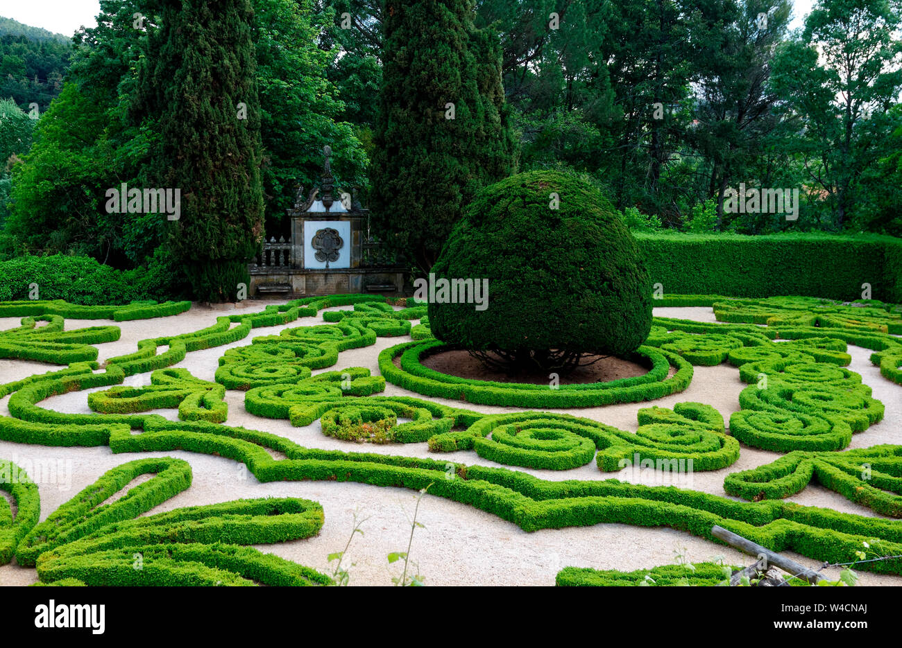 Mateus Estate Winery et formelle ; jardin, haie basse conçoit, vert, Europe ; Vila Real, Portugal ; printemps ; horizontal Banque D'Images