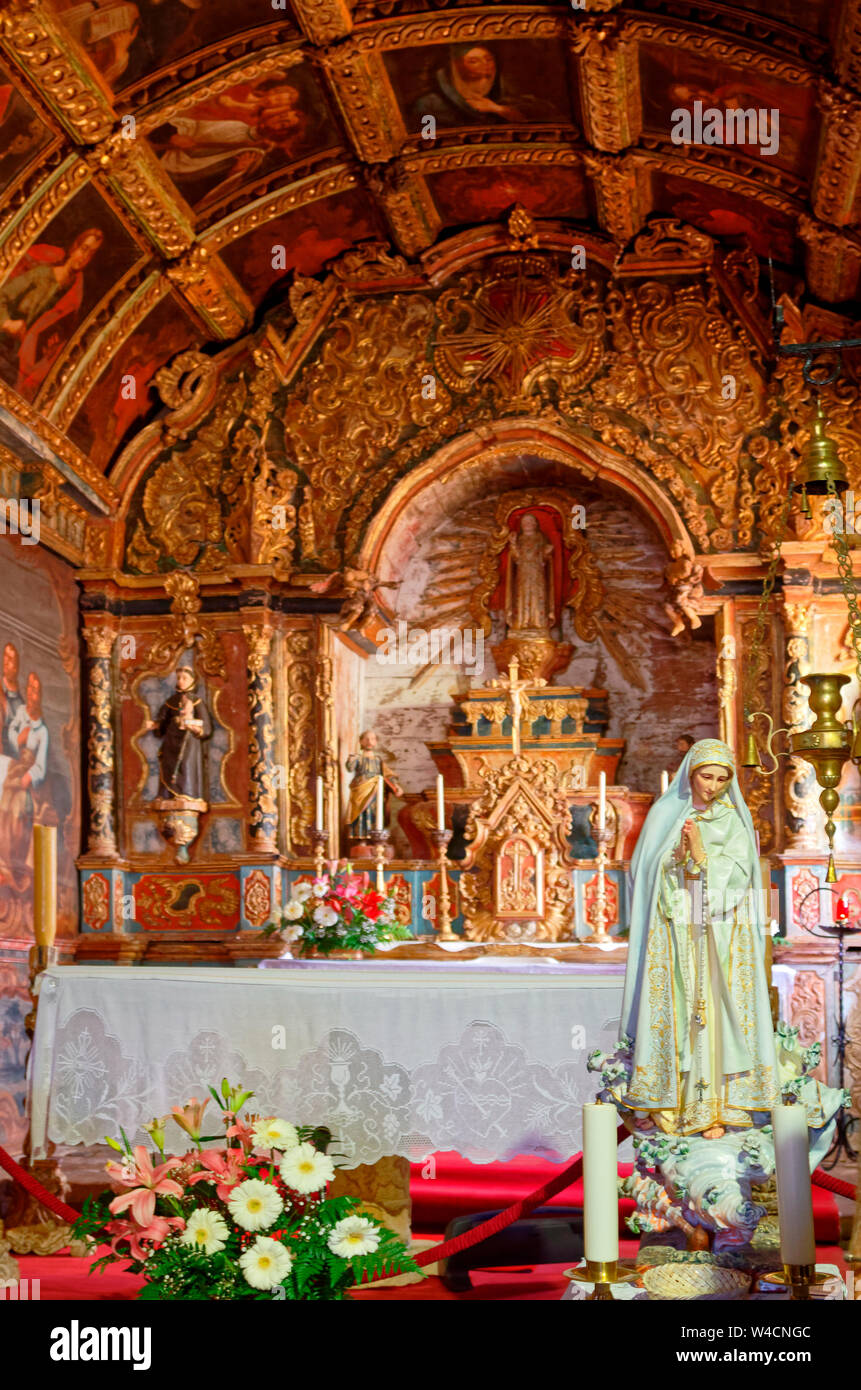 Sainte Mère statue, 17 siècle, le bois, l'autel, la Mère église Notre Dame de Rocamador, catholique, ancien bâtiment religieux, cité médiévale ; Europe ; Castelo Ro Banque D'Images