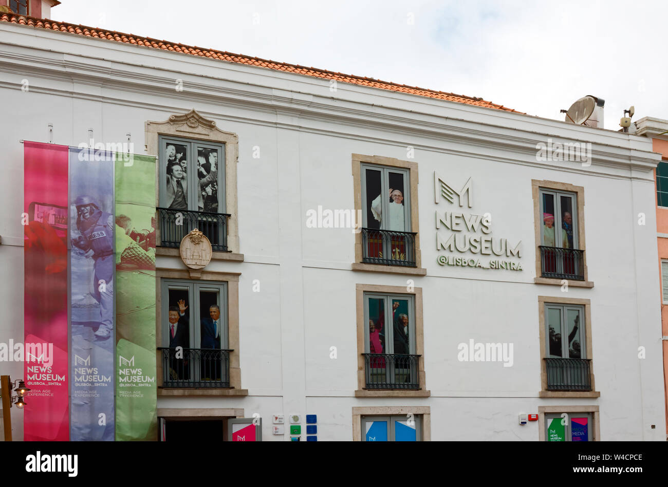 News Museum, personnes célèbres peints dans windows, bâtiment blanc, Europe, Sintra, Portugal, printemps, horizontal Banque D'Images