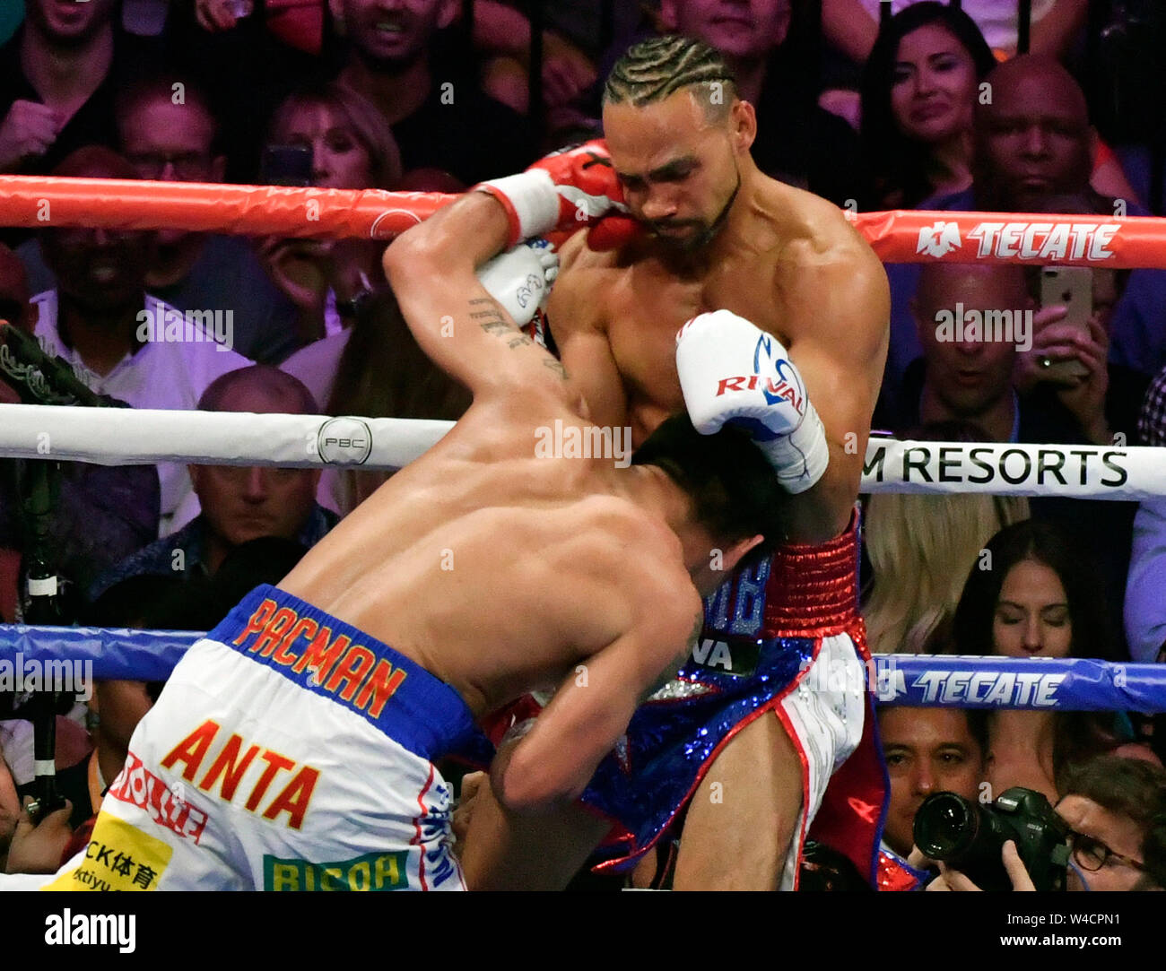 LAS VEGAS, NEVADA - le 20 juillet. Manny Pacquiao (L) hits Keith Thurman durant leur combat pour le titre WBA super-légers au MGM Grand Garden Arena le 20 juillet 2019 à Las Vegas, Nevada. Pacquiao a 12 tours et a pris la victoire par une décision partagée. (MB) Banque D'Images