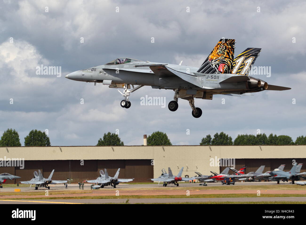 Un McDonnell Douglas F/A-18 dans tiger livery arrivant à la Royal International Air Tattoo à Fairford RIAT 2019 RAF, Gloucestershire, Royaume-Uni Banque D'Images