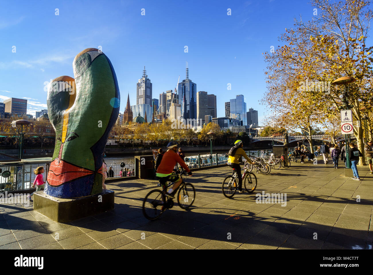 La demande pour des clients sur Southbank Yarra river side à Melbourne City CBD, Australie Banque D'Images