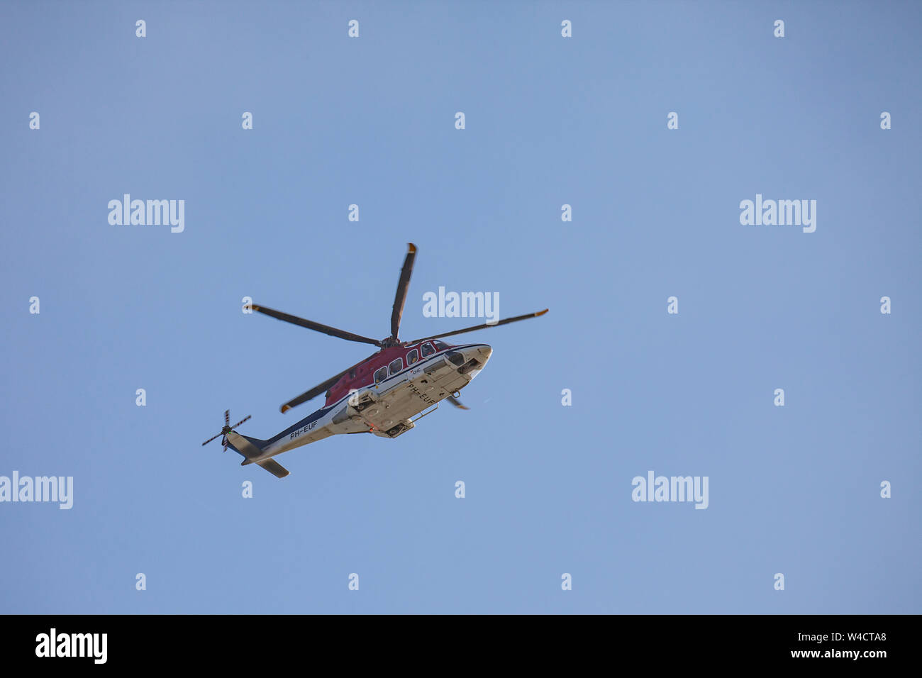 Egmond aan Zee, Pays-Bas - Juillet 22,2019 : un hélicoptère Agusta Westland sur un vol Navette à partir d'une plate-forme de forage en mer à Den Helder Banque D'Images