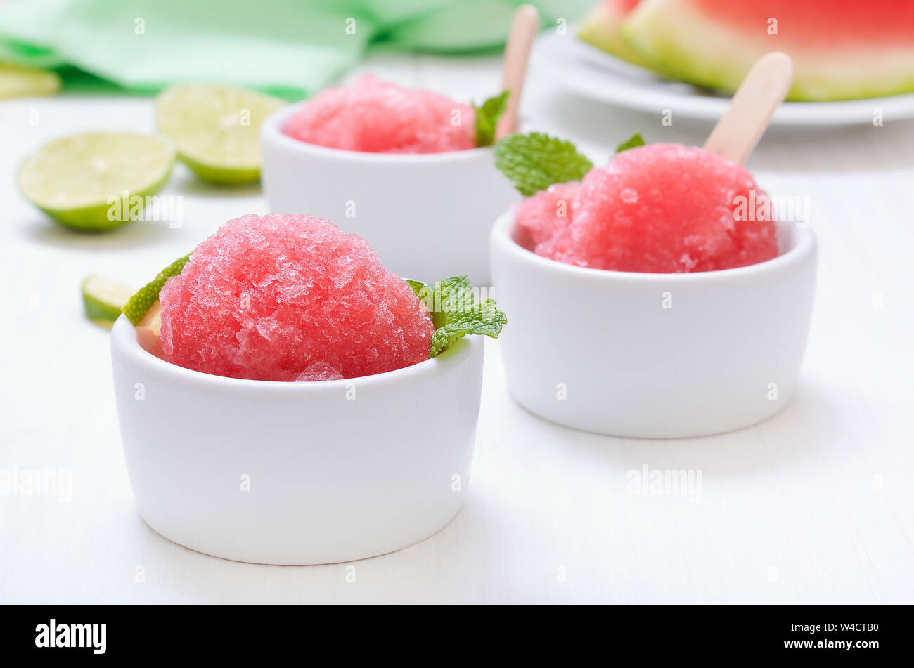 Sorbet de pastèque à la menthe décorées en blanc bol Banque D'Images