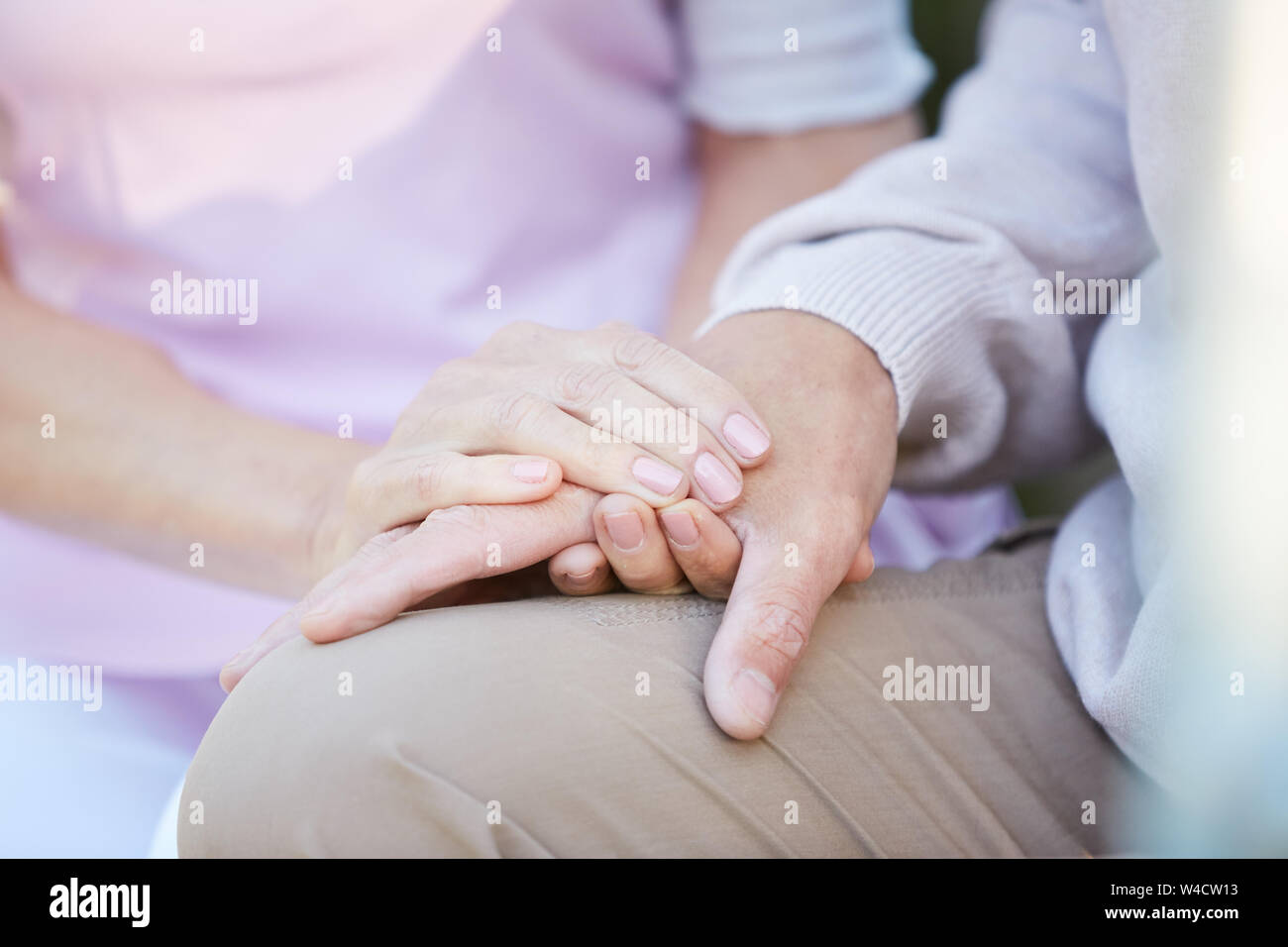 Gros plan du méconnaissable hot couple holding hands se soutenir les uns les autres dans les temps difficiles, copy space Banque D'Images