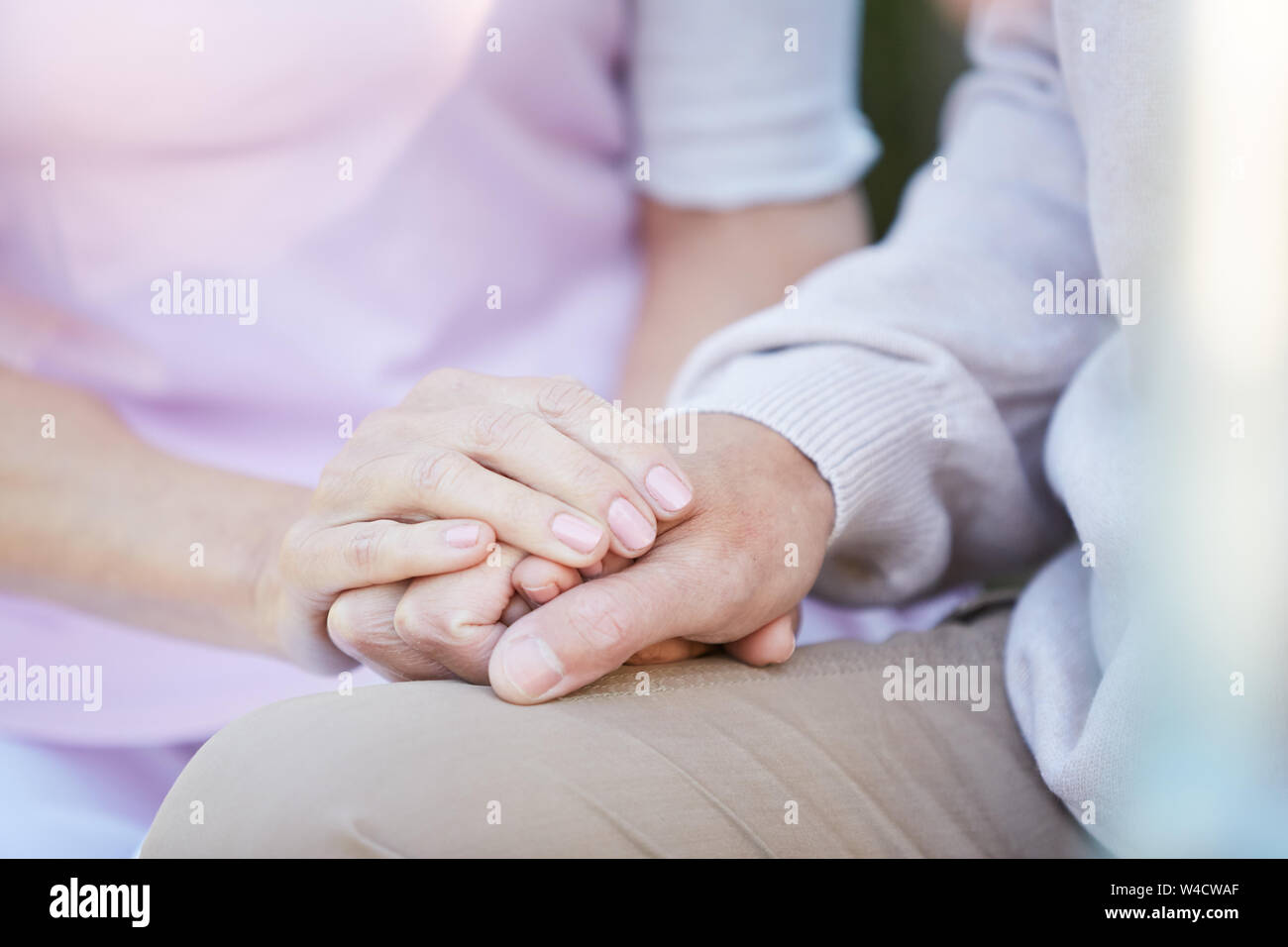 Close up of méconnaissable hot couple holding hands se soutenir les uns les autres dans les temps difficiles, copy space Banque D'Images