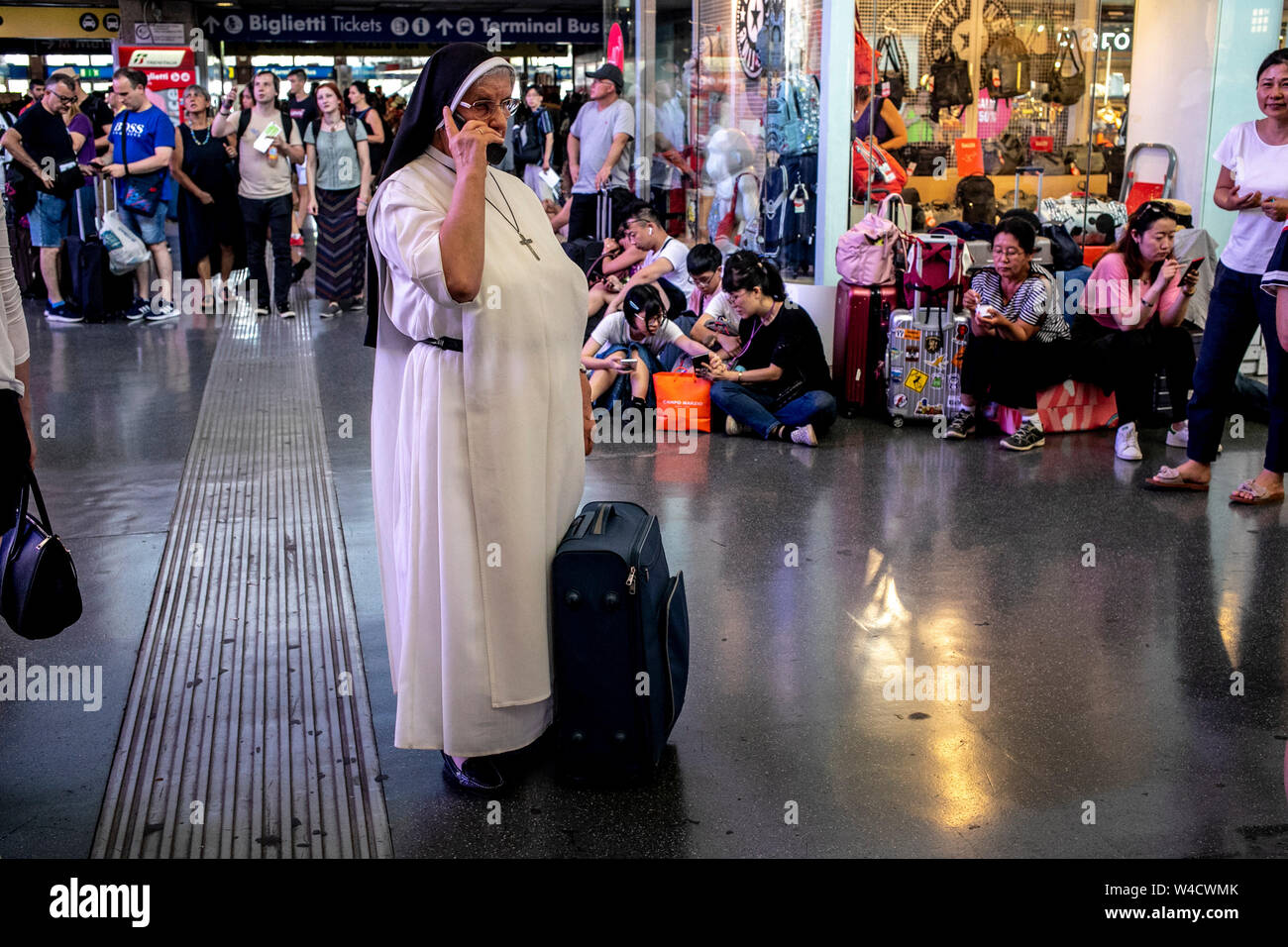 Roma, Italia. 22 juillet, 2019. Foto Carlo Lannutti/LaPresseRoma : 22-07-2019 Cronaca. Stazione Termini disagi ritardi e per l'incendio doloso alla stazione di Firenze Rovezzano Nella foto : Passeggeri attesa dei Treni en crédit : LaPresse/Alamy Live News Banque D'Images