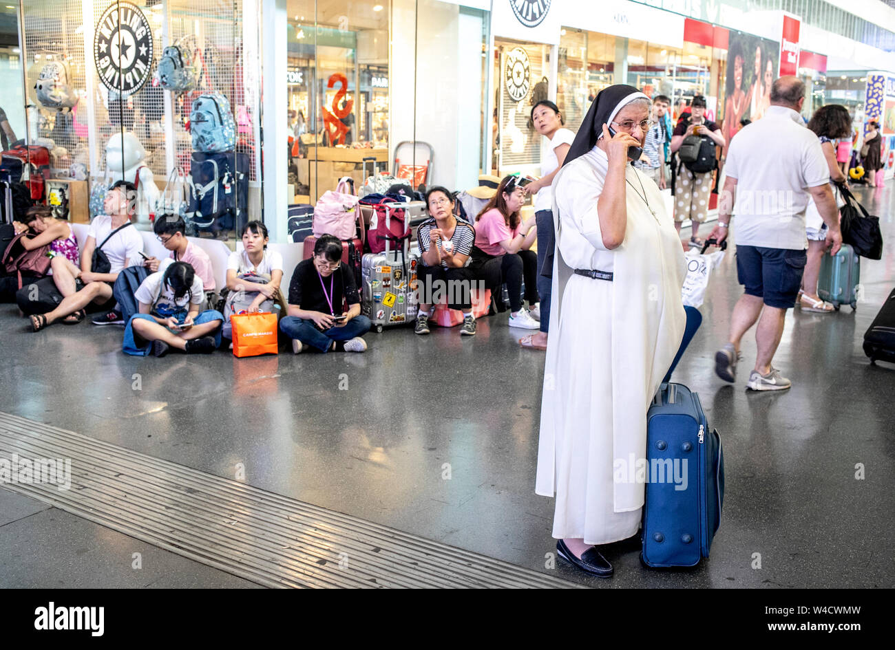 Roma, Italia. 22 juillet, 2019. Foto Carlo Lannutti/LaPresseRoma : 22-07-2019 Cronaca. Stazione Termini disagi ritardi e per l'incendio doloso alla stazione di Firenze Rovezzano Nella foto : Passeggeri attesa dei Treni en crédit : LaPresse/Alamy Live News Banque D'Images