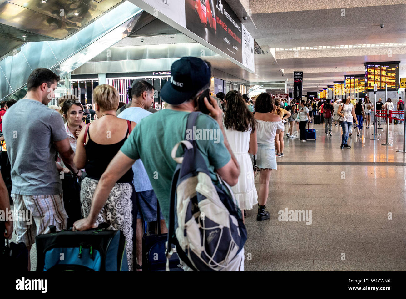 Roma, Italia. 22 juillet, 2019. Foto Carlo Lannutti/LaPresseRoma : 22-07-2019 Cronaca. Stazione Termini disagi ritardi e per l'incendio doloso alla stazione di Firenze Rovezzano Nella foto : Passeggeri attesa dei Treni en crédit : LaPresse/Alamy Live News Banque D'Images