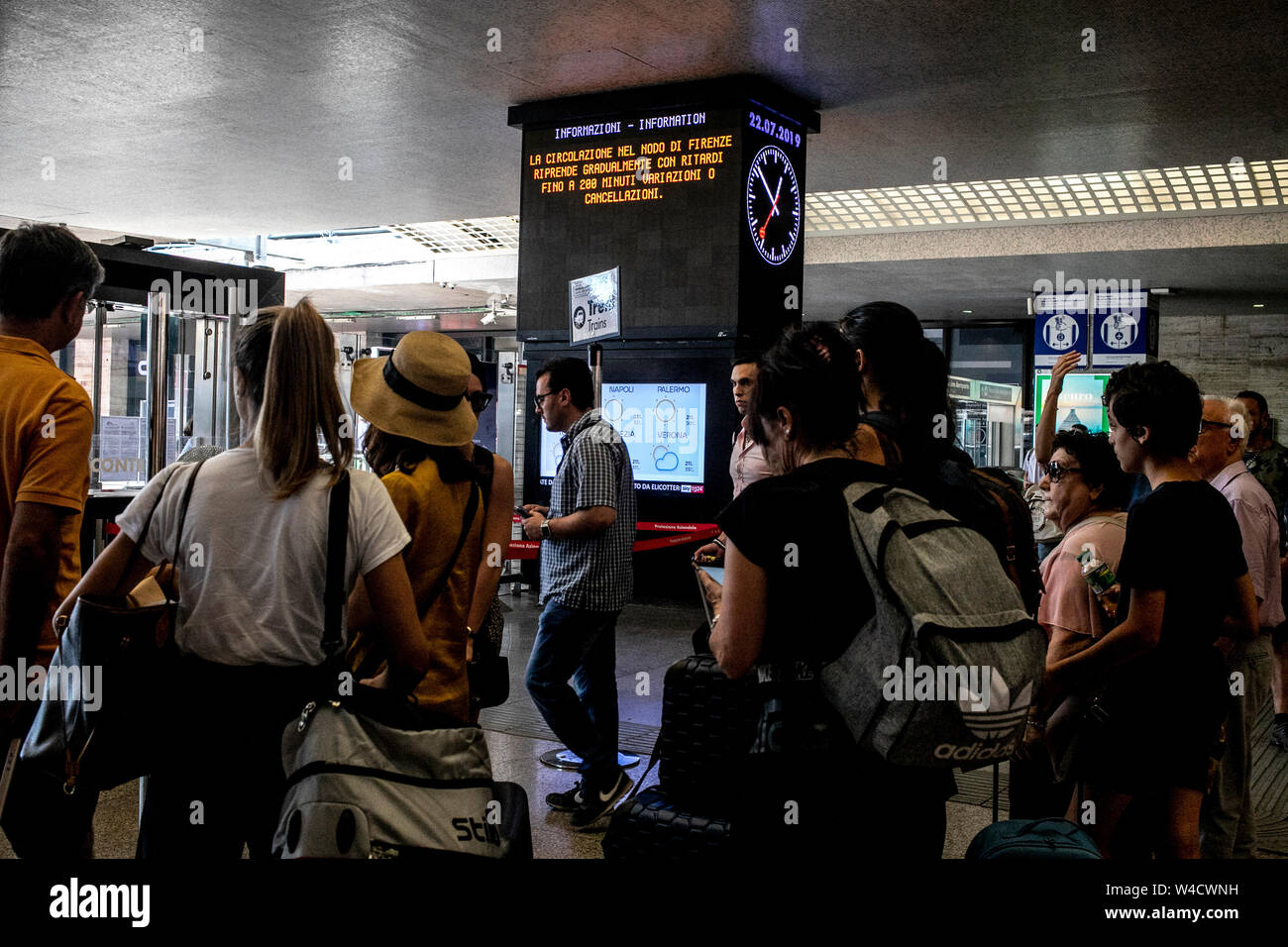 Roma, Italia. 22 juillet, 2019. Foto Carlo Lannutti/LaPresseRoma : 22-07-2019 Cronaca. Stazione Termini disagi ritardi e per l'incendio doloso alla stazione di Firenze Rovezzano Nella foto : Passeggeri attesa dei Treni en crédit : LaPresse/Alamy Live News Banque D'Images