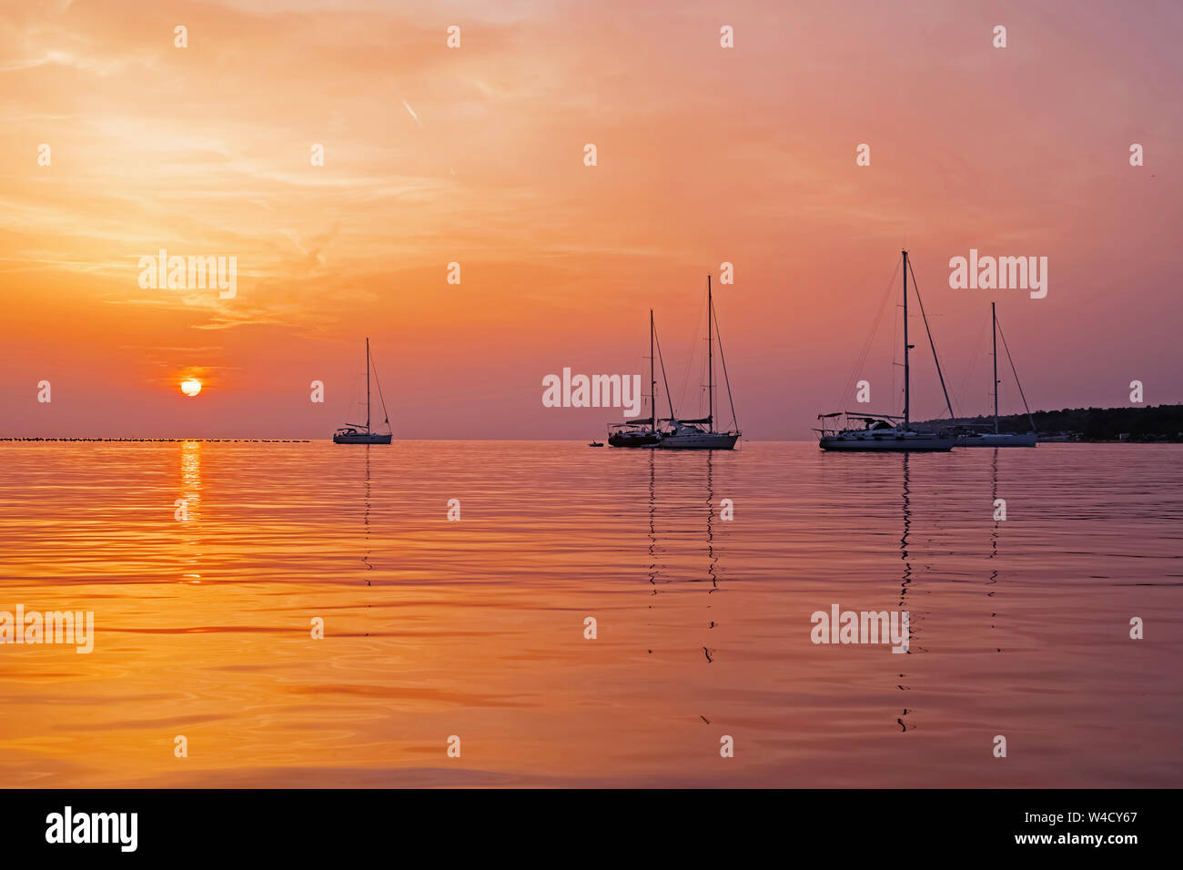 Beau coucher du soleil doré au port avec bateaux disponibles dans la distance. Billet d'été bckground Banque D'Images