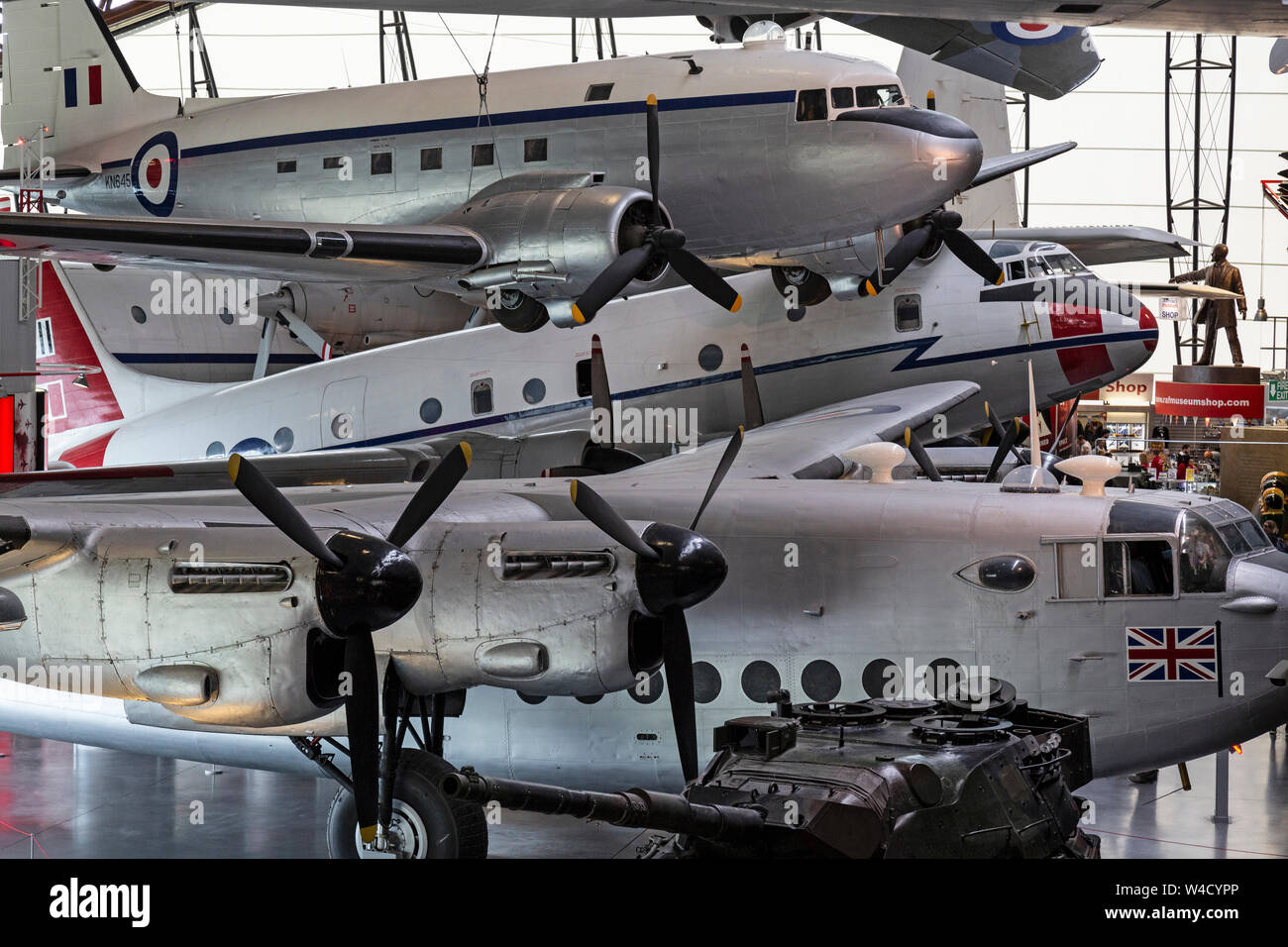 Conçu en trois avions de transport de la Royal Air Force. Un Dakota Douglas, Handley Page Hastings et Avro York à la Musée de la RAF à Cosford, en Angleterre. Banque D'Images
