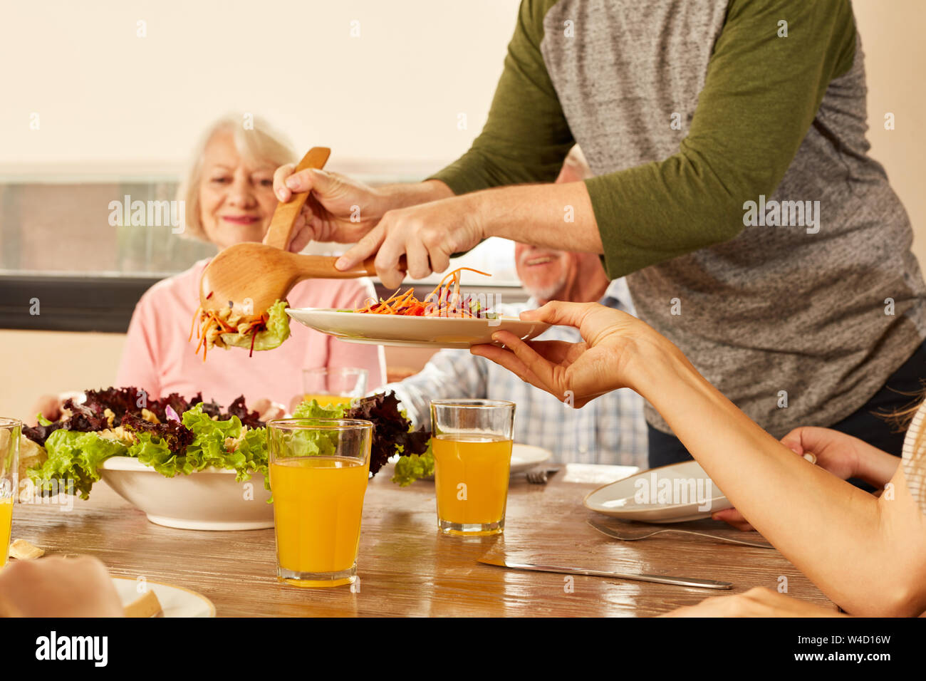 Salade de fruits frais et jus d'orange sur la table à dîner en famille Banque D'Images