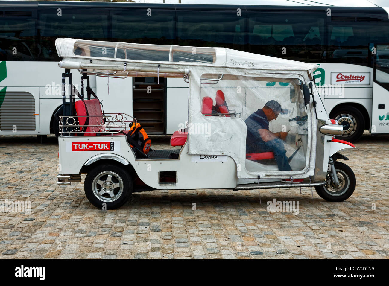 Transport touristique, Tuk-Tuk, motorisé, 3 roues, pilote, isenglass, rideaux de protection contre les intempéries, travail, Europe ; Avila ; Espagne ; printemps ; horizontal Banque D'Images
